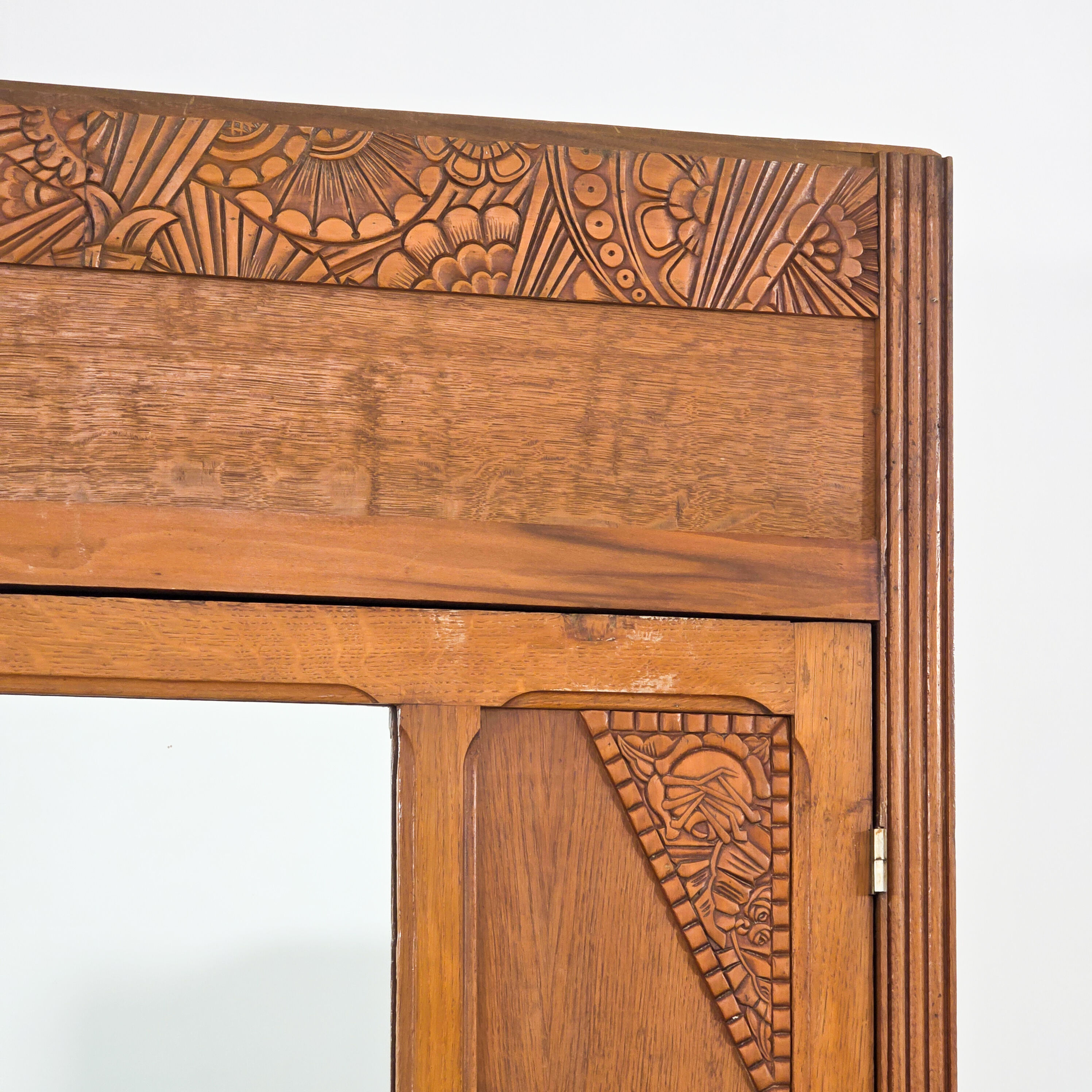 Art Deco wardrobe in carved wood with mirror from the 1930s.
