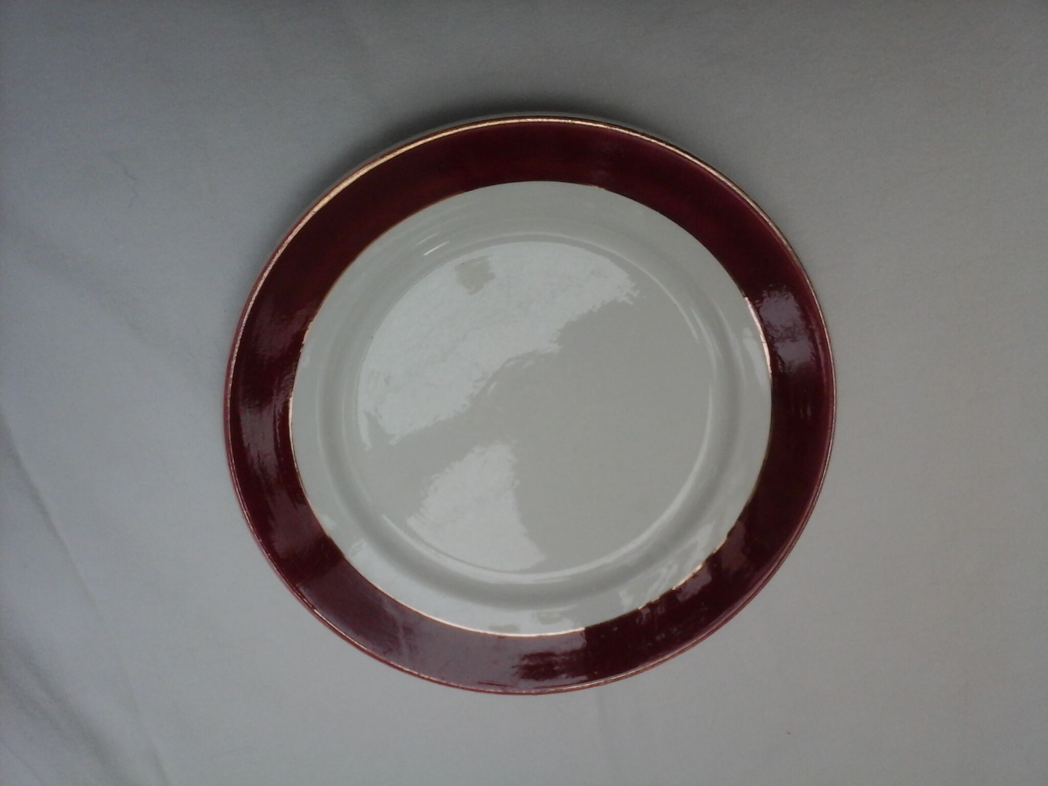 Assortment of 12 dominant plates red and green