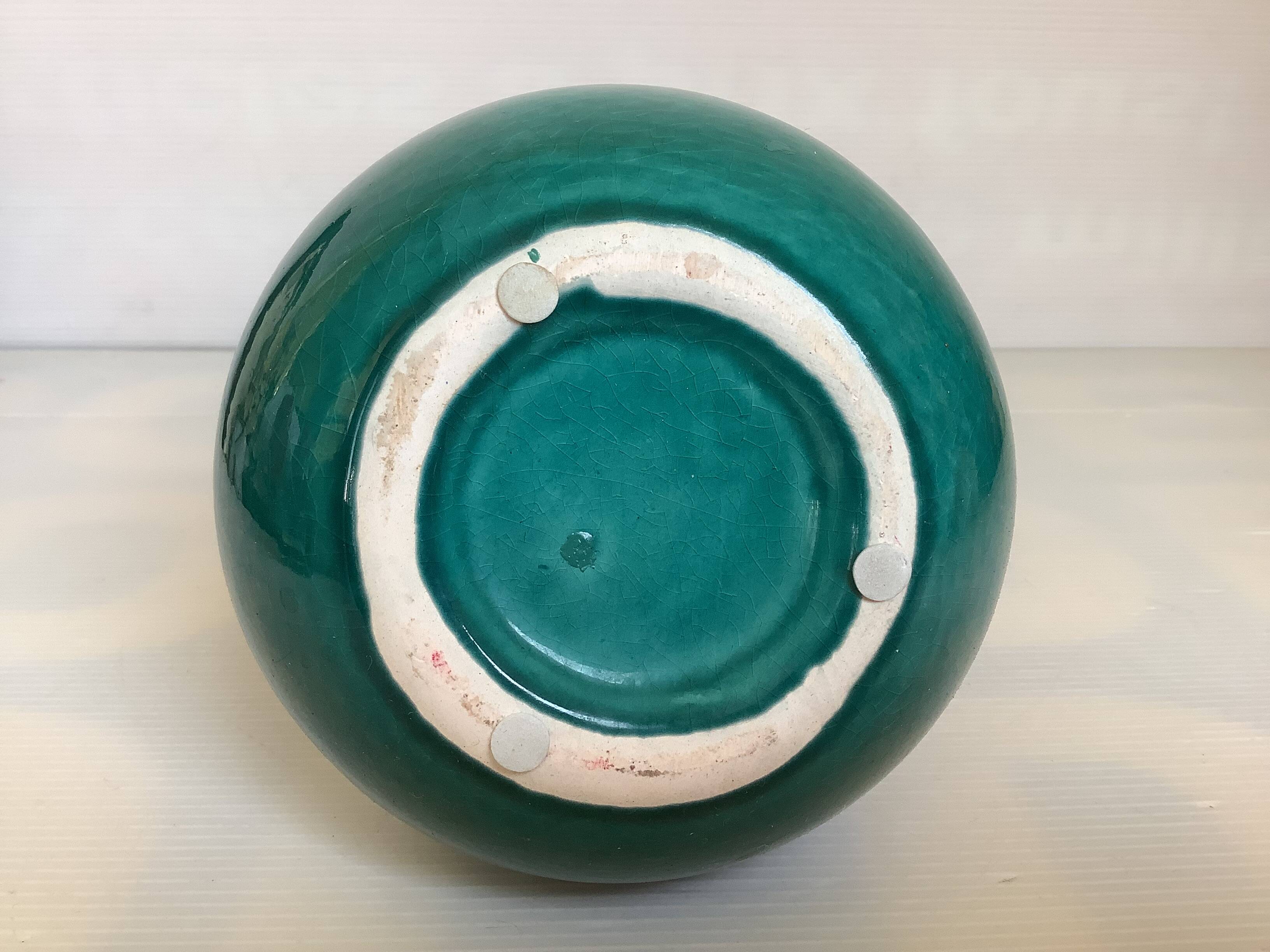 Vase boule style barbotine verte