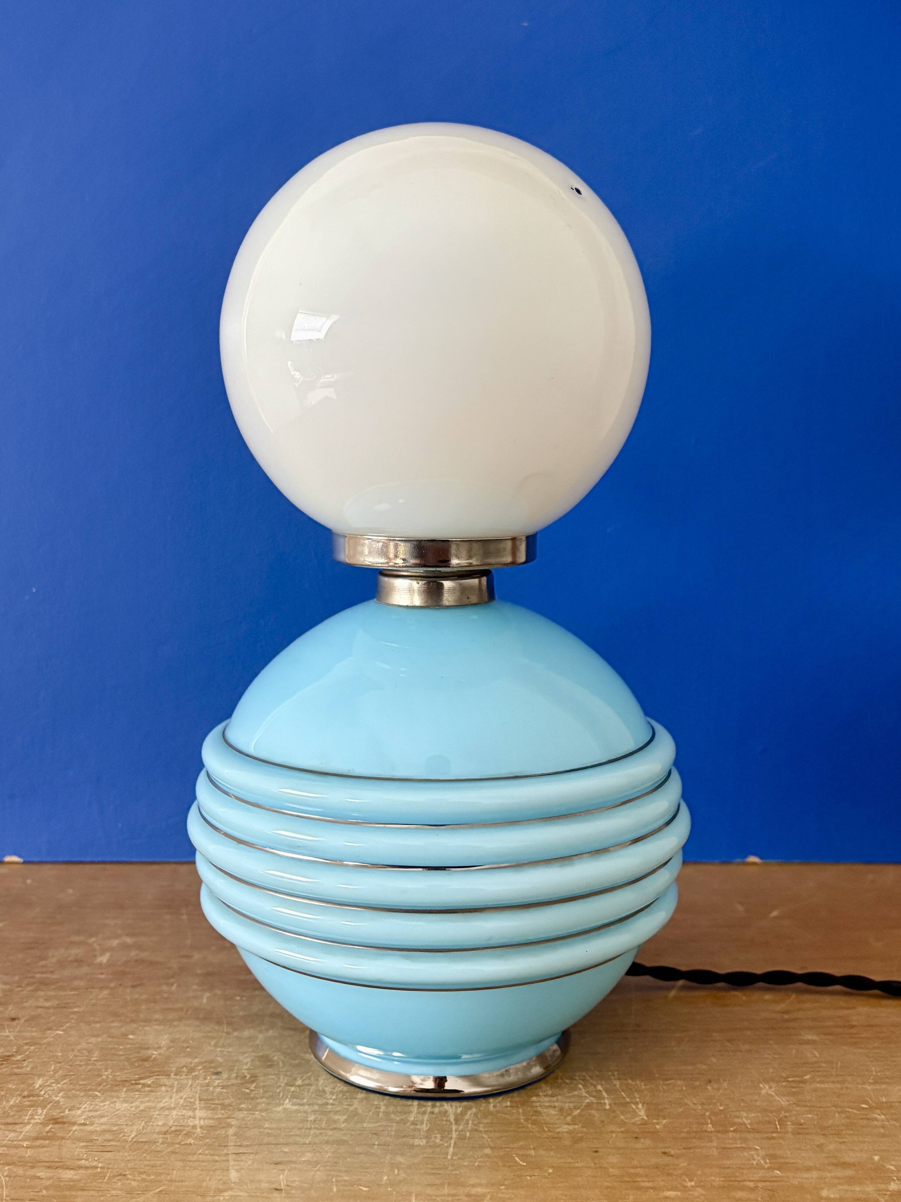 Lampe à poser vintage en opaline bleu et blanche