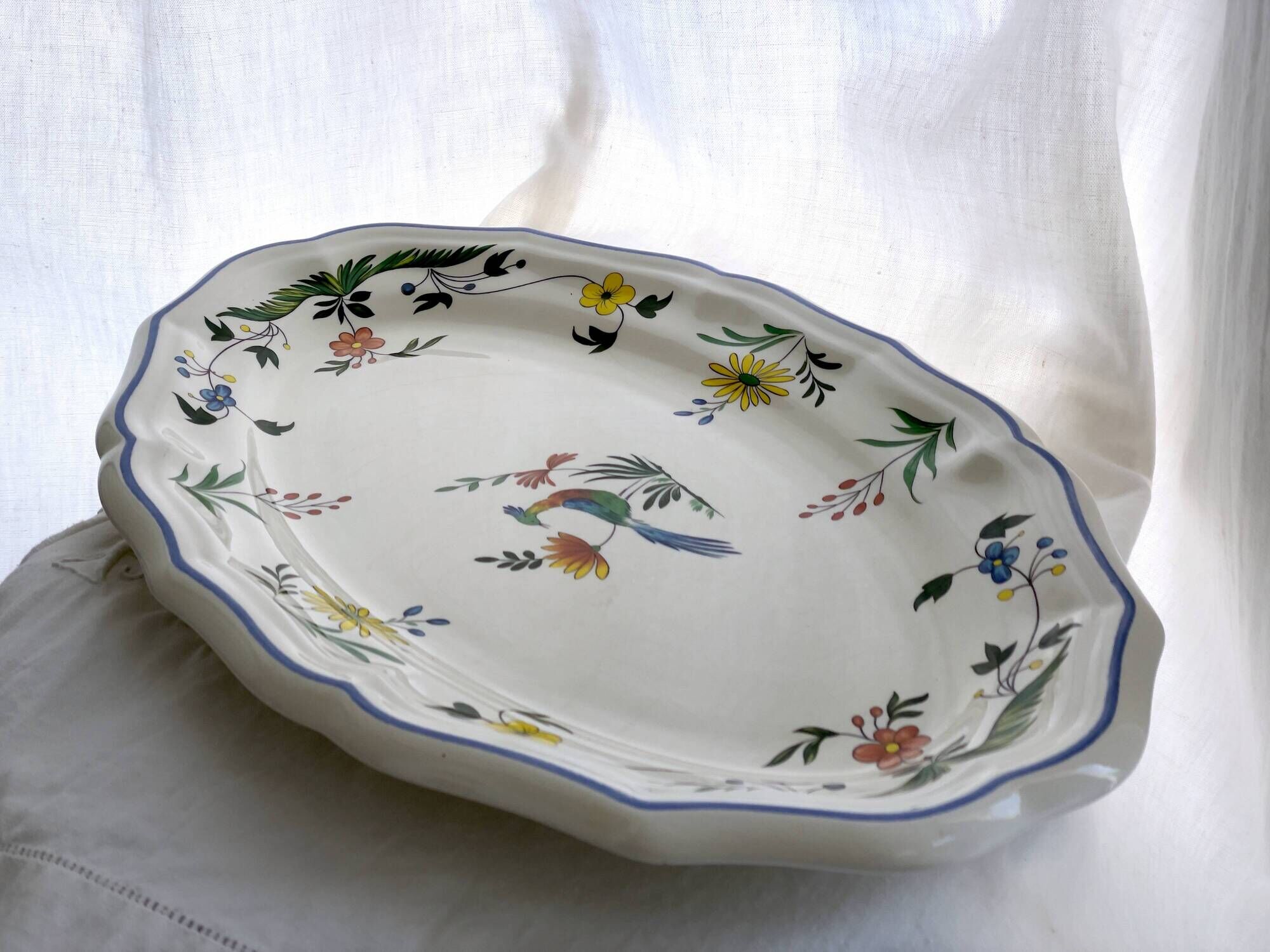 Plat de service ovale en faïence de Gien « oiseaux de paradis »