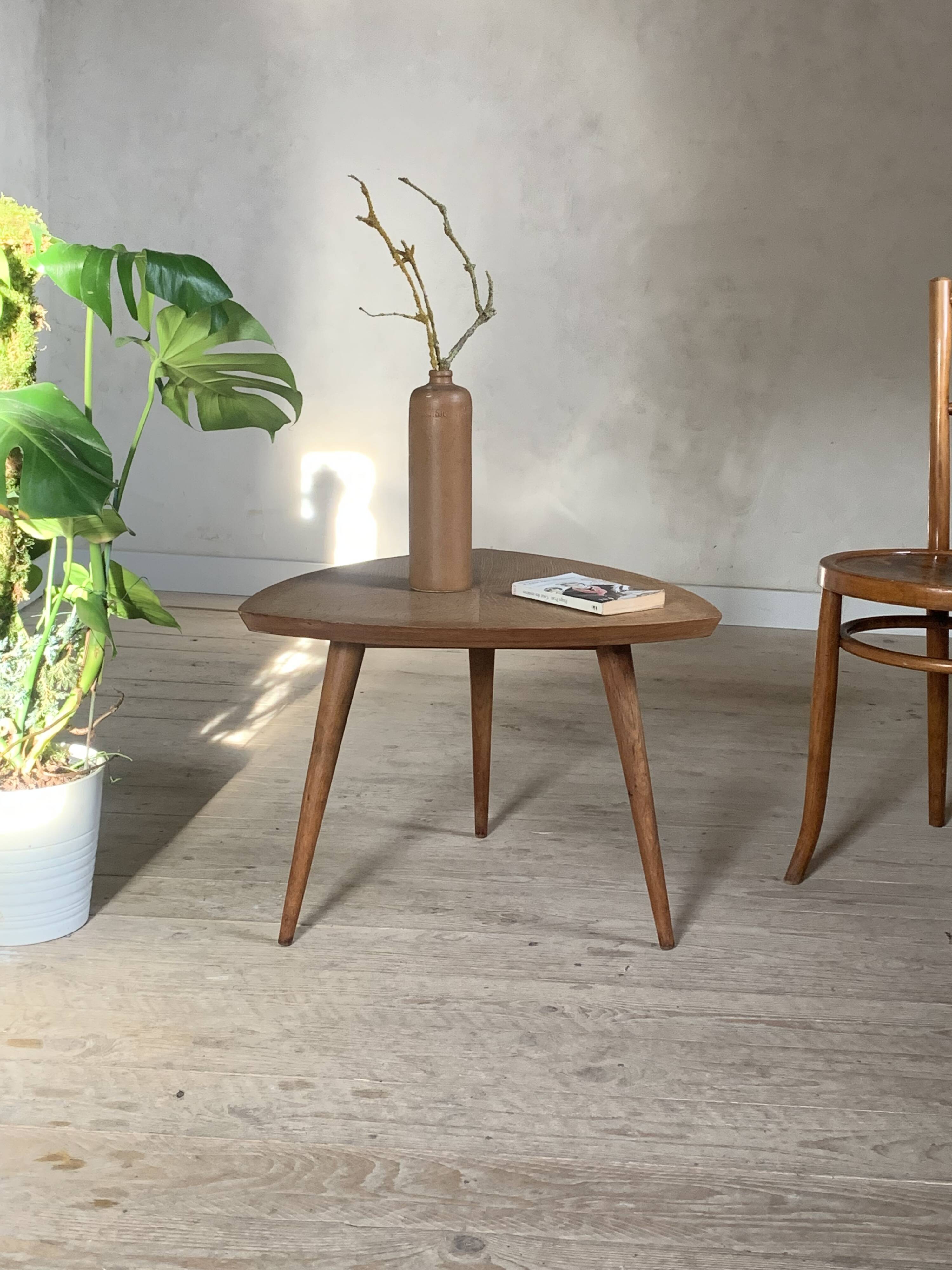 Table basse tripode forme feuille en chêne vintage