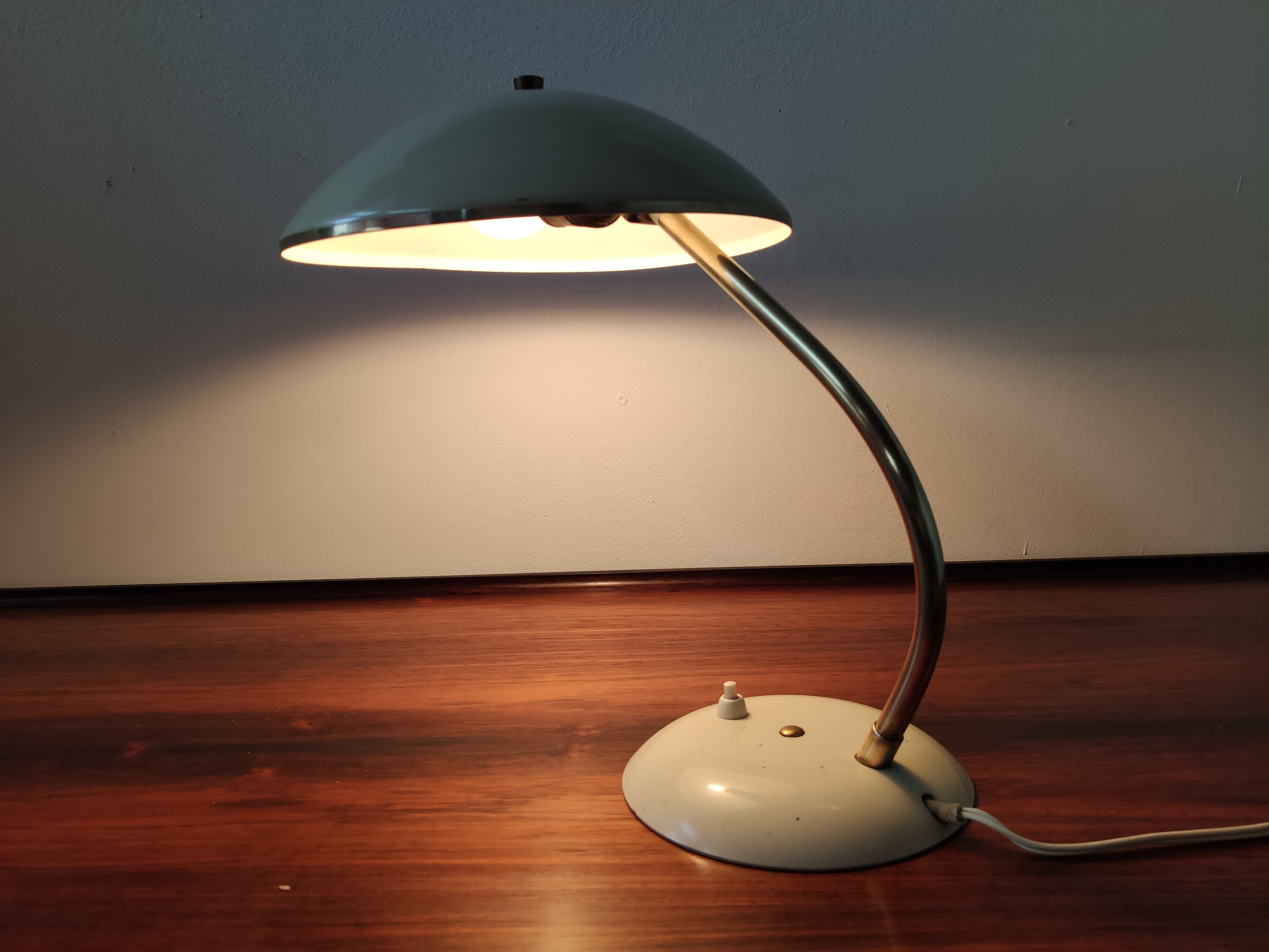 Brass and metal-laying lamp