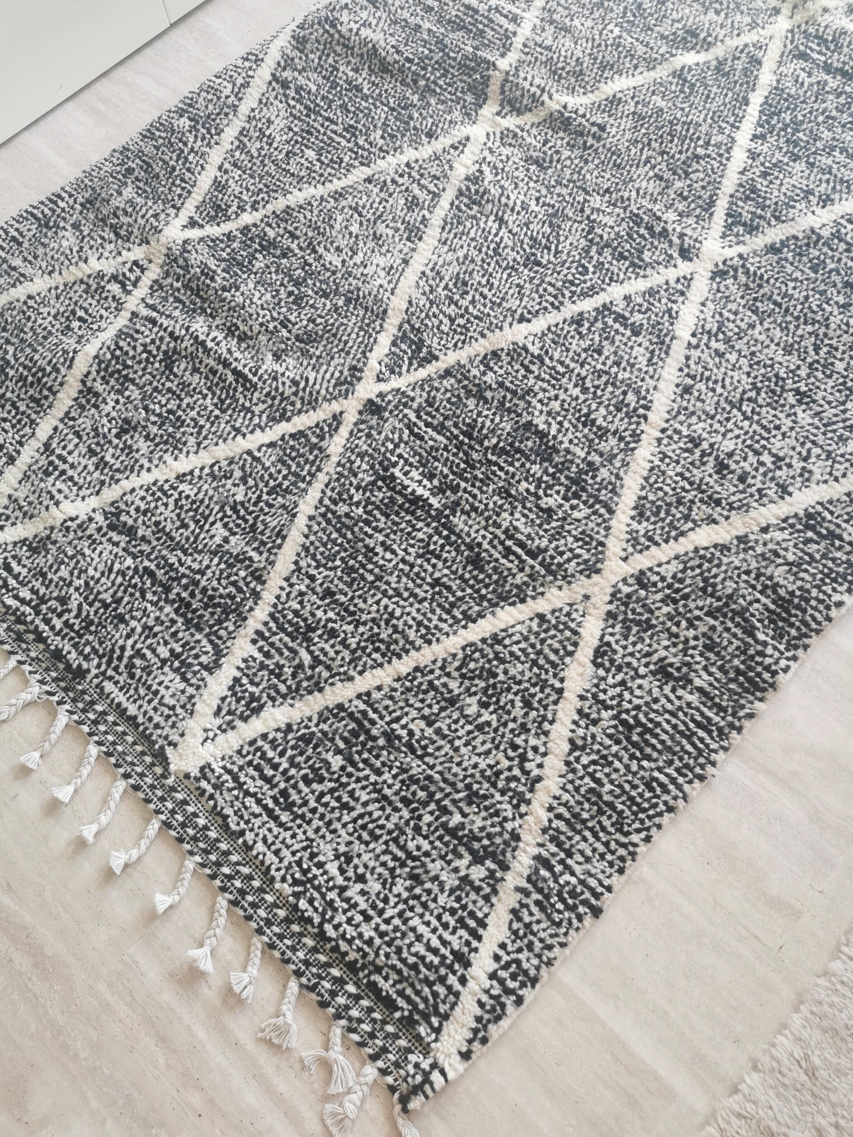 Genuine black and white Béni Ouarain Berber wool rug