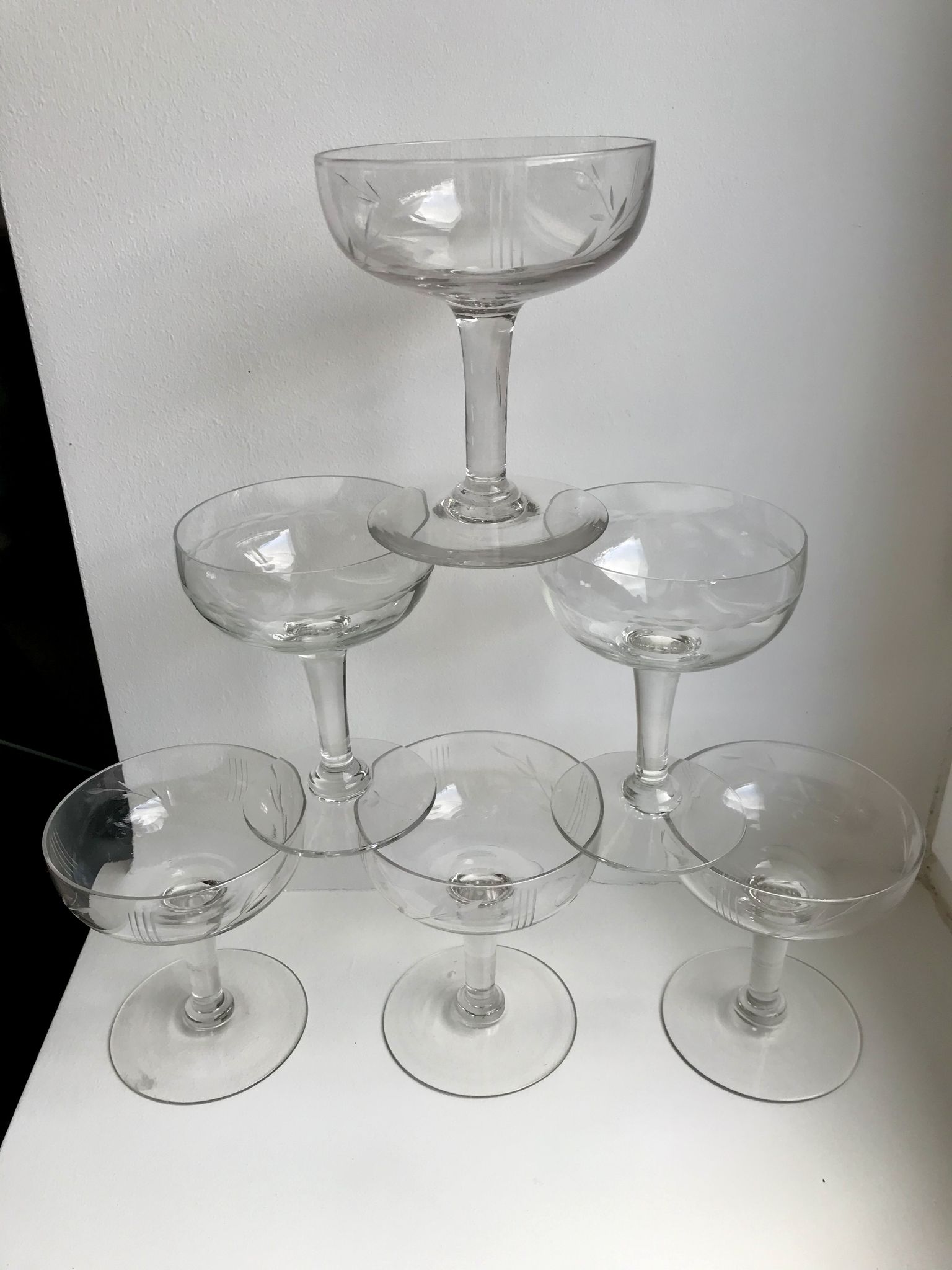 Set of 6 depicted Art Deco engraved crystal champagne glasses mismatched 50s