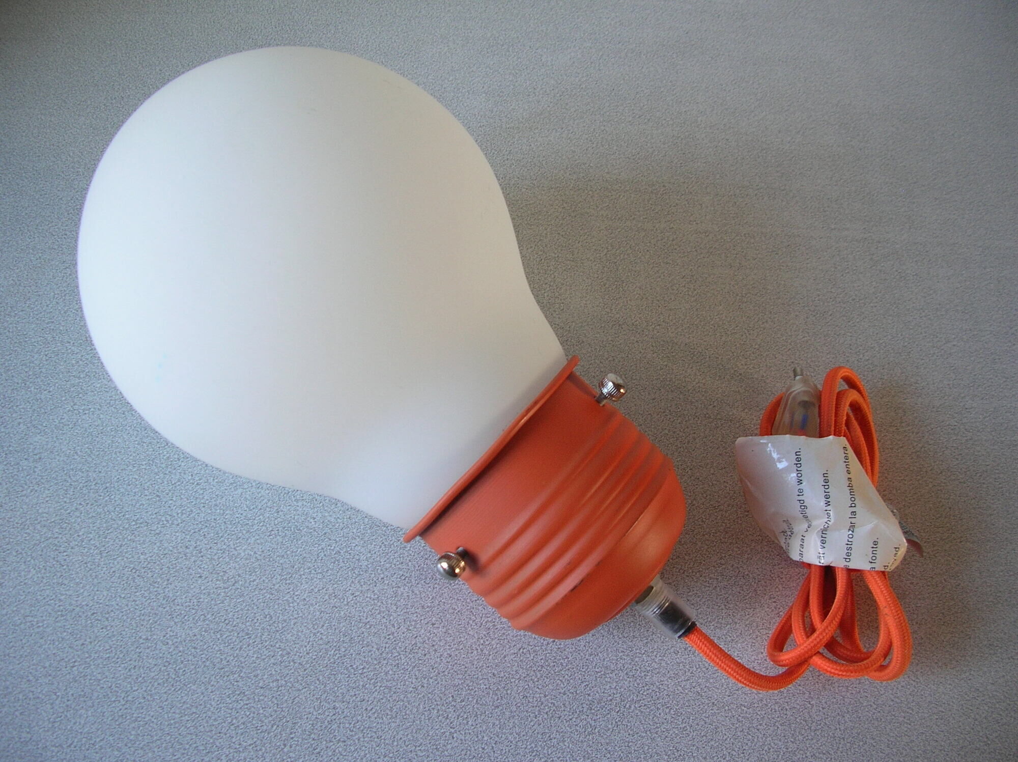 Suspension baladeuse en forme d'ampoule globe verre opaline métal orange