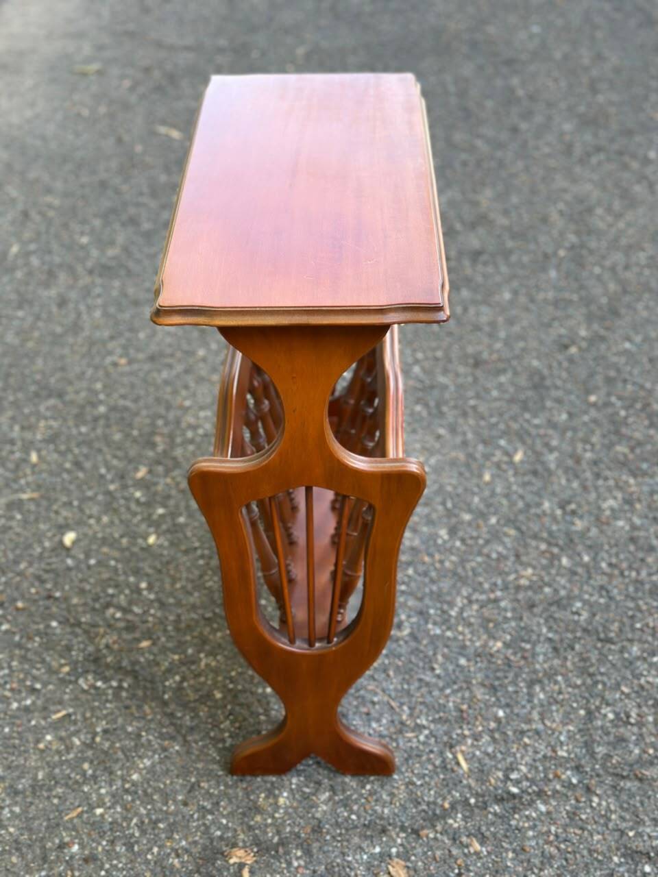 Vintage wooden side table with magazine rack – End table / Vinyl furniture