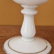 Verre sur pied en forme de calice en opaline blanche et décor de fleurs