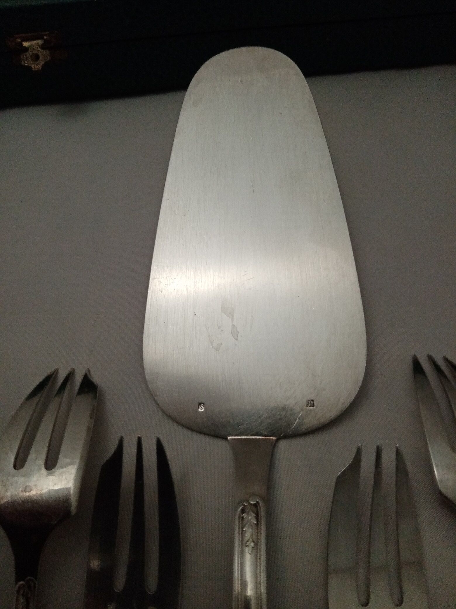 Silver metal dessert fork box with Rocaille-shell pie shovel