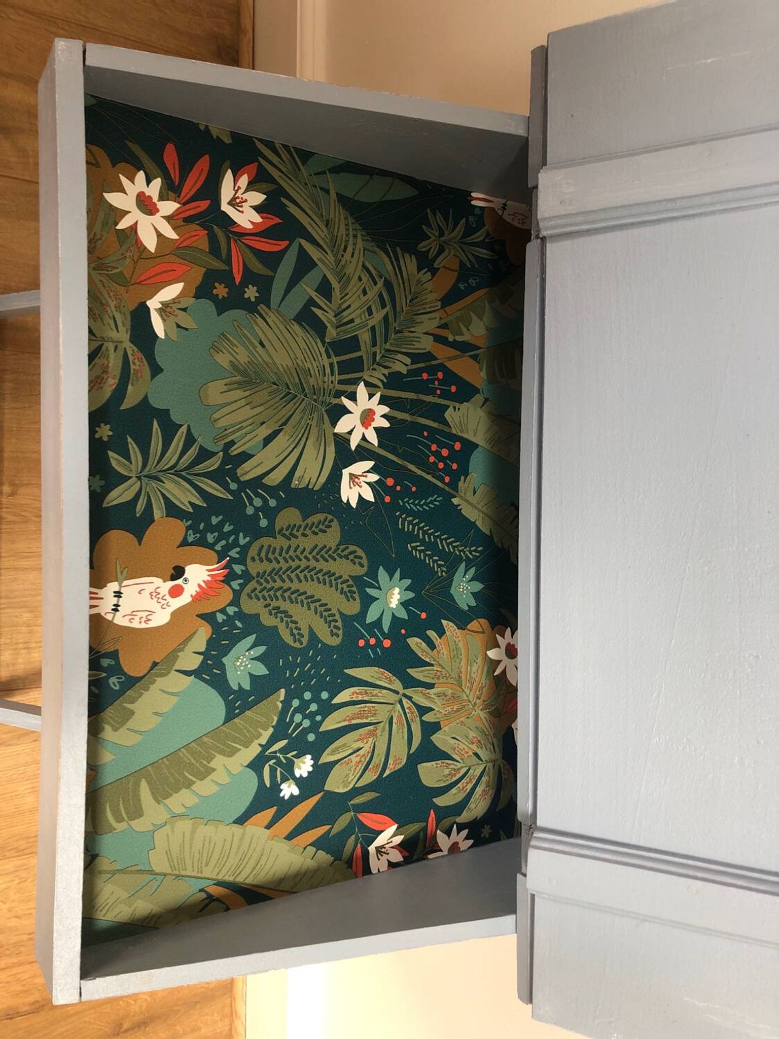 Joli pupitre / bureau d’enfant en bois