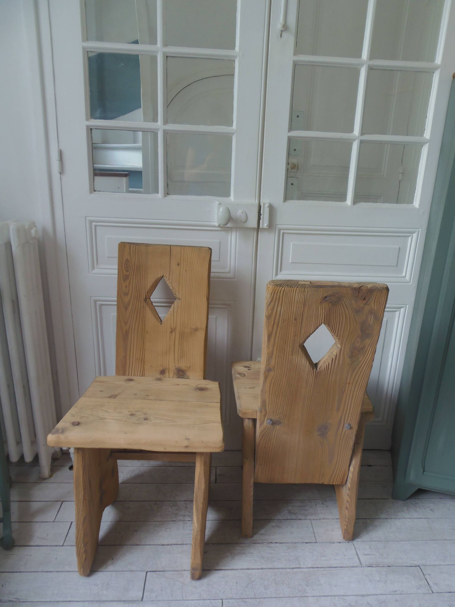 2 vintage chairs in brutalist style made of pitch pine with a waxed finish.