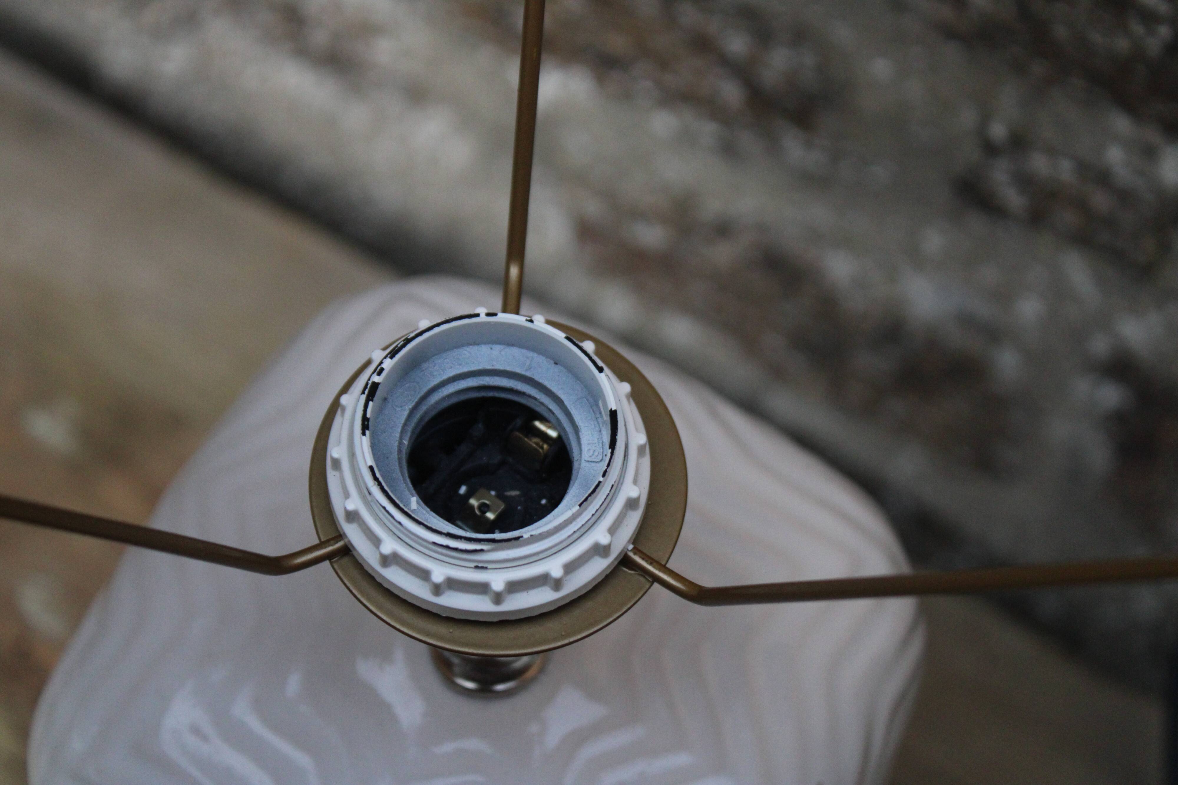 Lampe en céramique blanche à abat-jour tartan – style cosy et intemporel