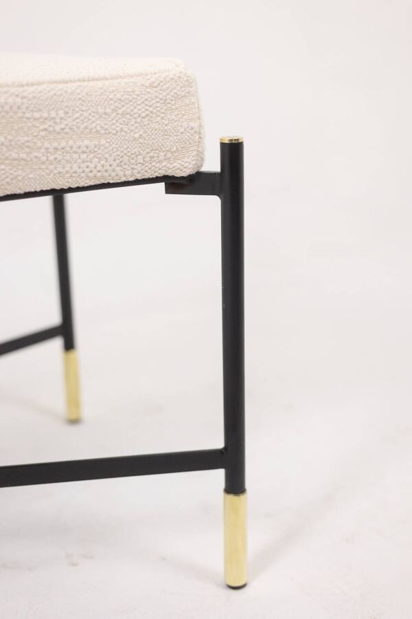 Paire de banquettes blanches, en métal laqué et doré. Années 2000.