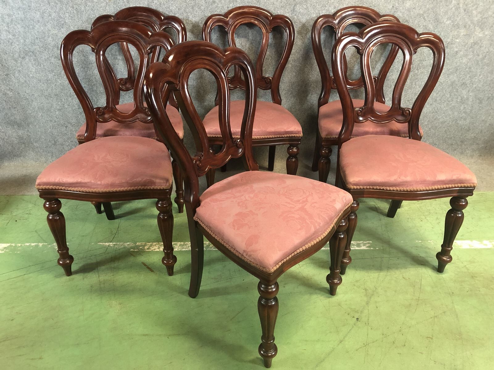 Suite de 6 chaises de style Victorien en acajou