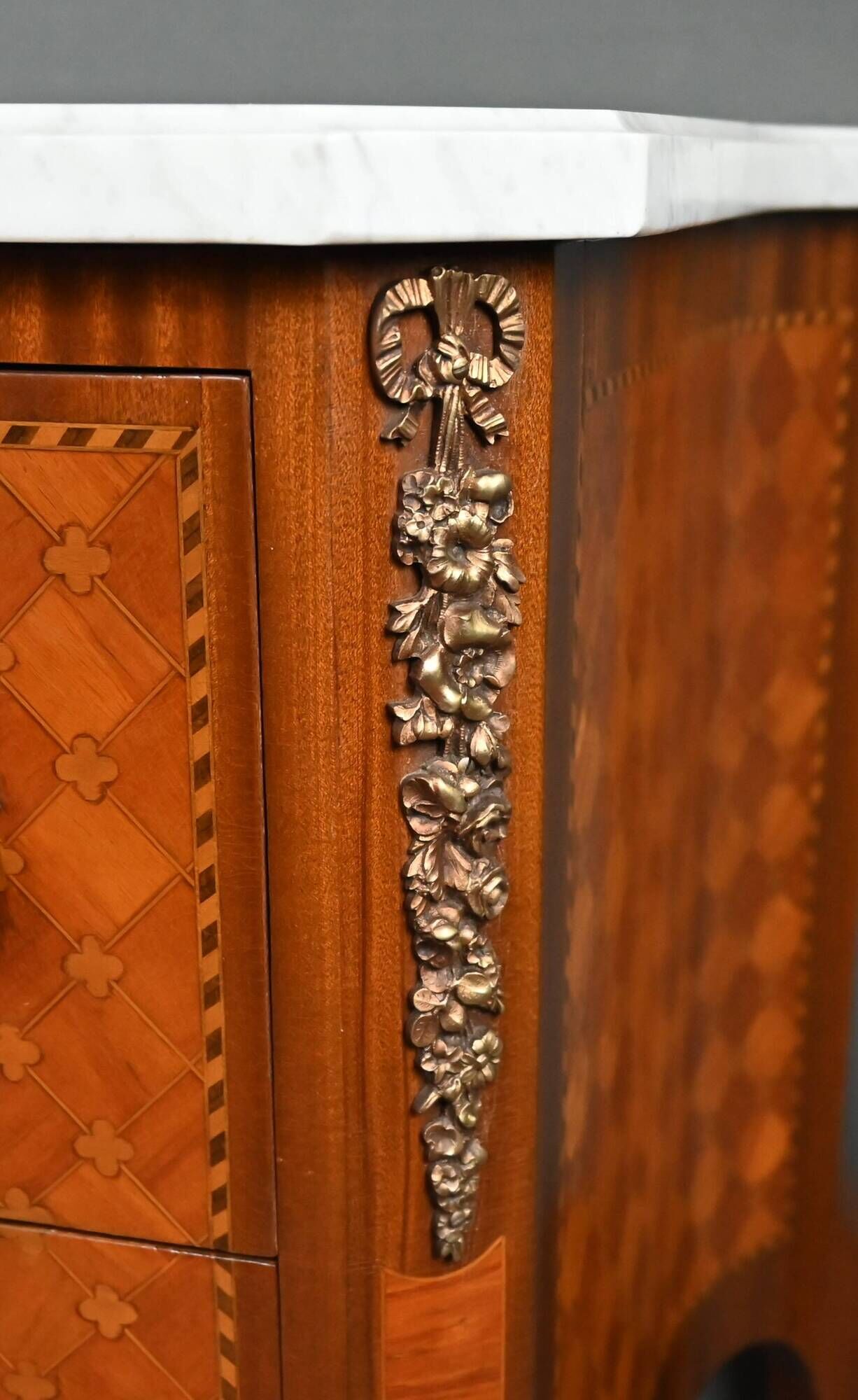 Commode sauteuse en marqueterie, style Transition Louis XV - Louis XVI – milieu XXe