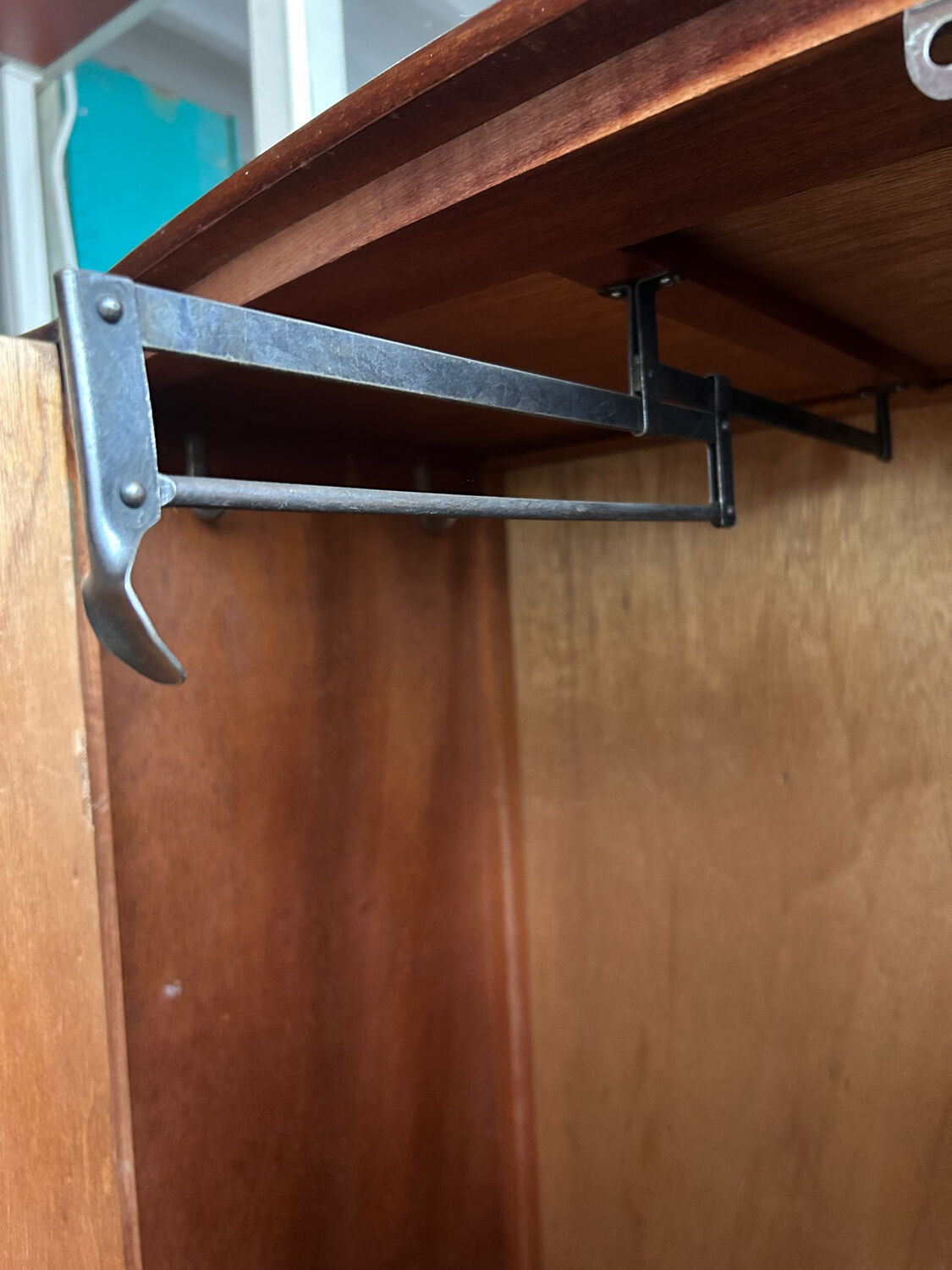 Small English wardrobe from the Art Deco period in walnut veneer - The elegance of rarity