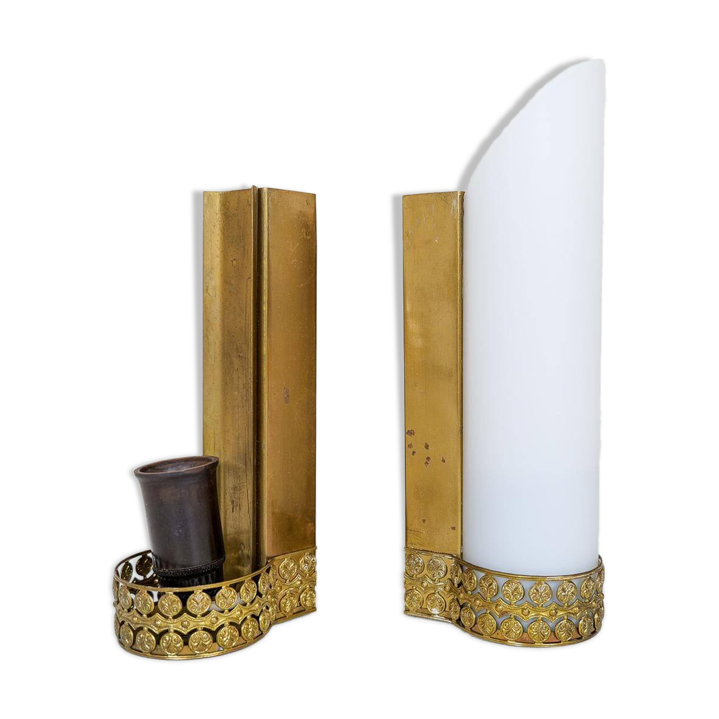 Paire de lampes murales en laiton et opaline de style mi-siècle attribuées à Asea Suède