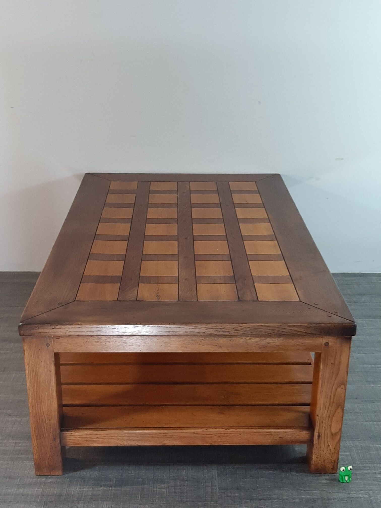 Table basse danoise en chêne début XXème siècle plateau à damier