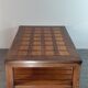 Table basse danoise en chêne début XXème siècle plateau à damier
