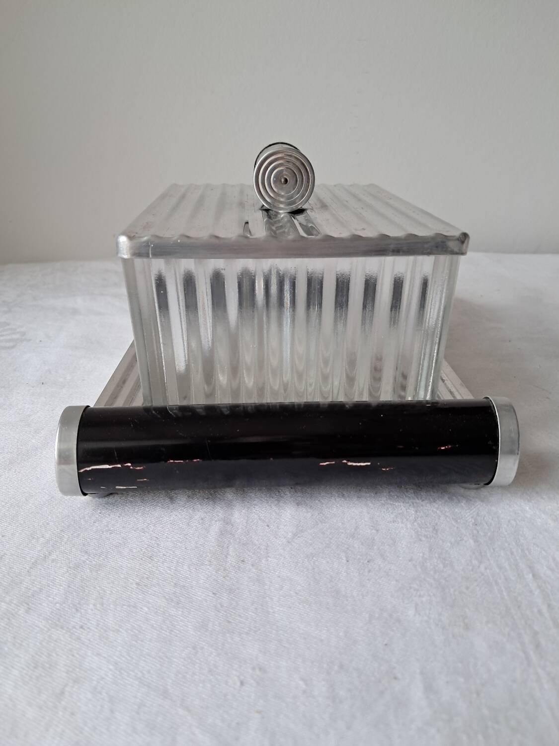 Biscuit tin on its mirrored tray, 1920