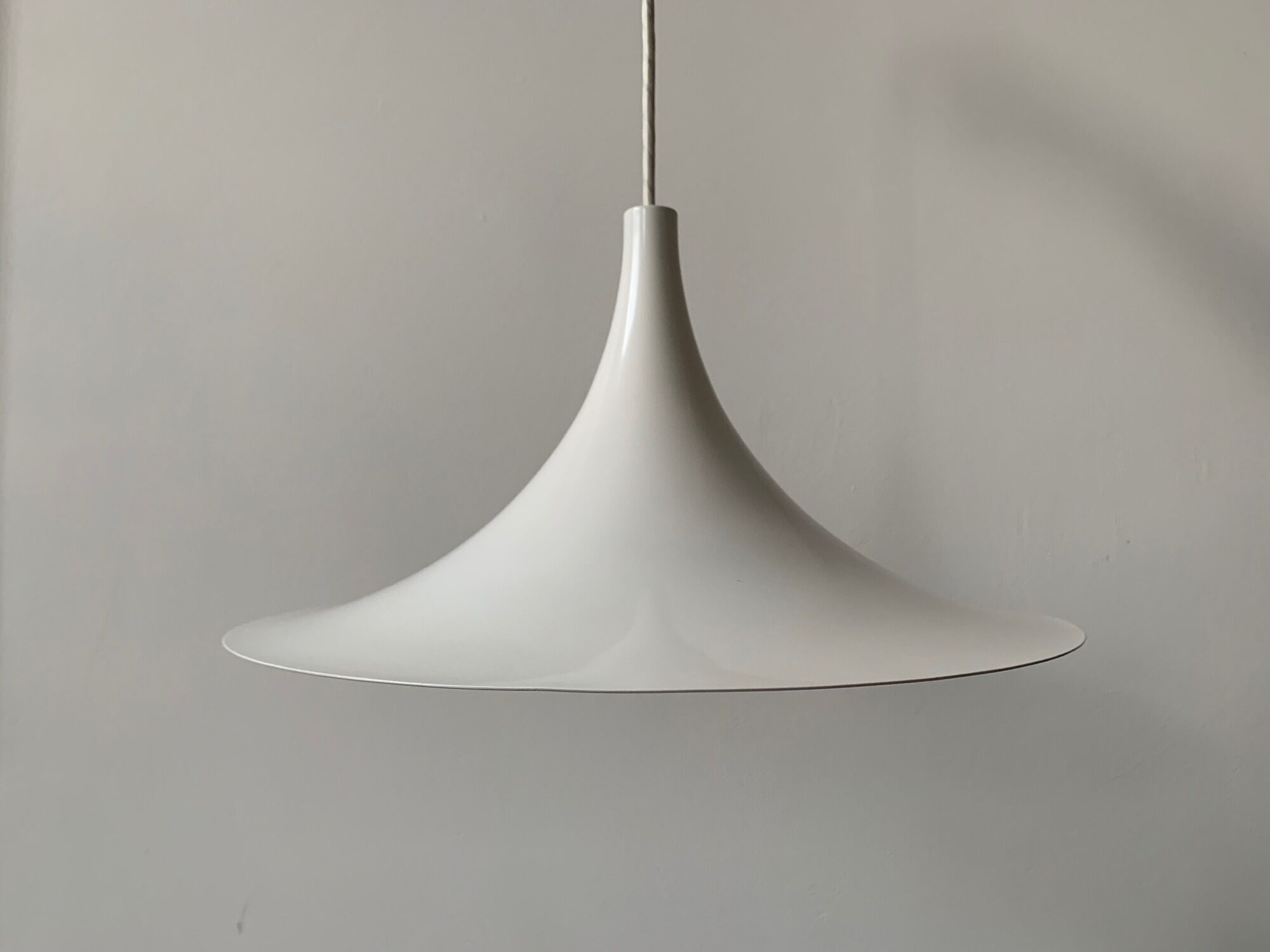 White "trumpet" lamp from the 1960s by the manufacturer AKA.