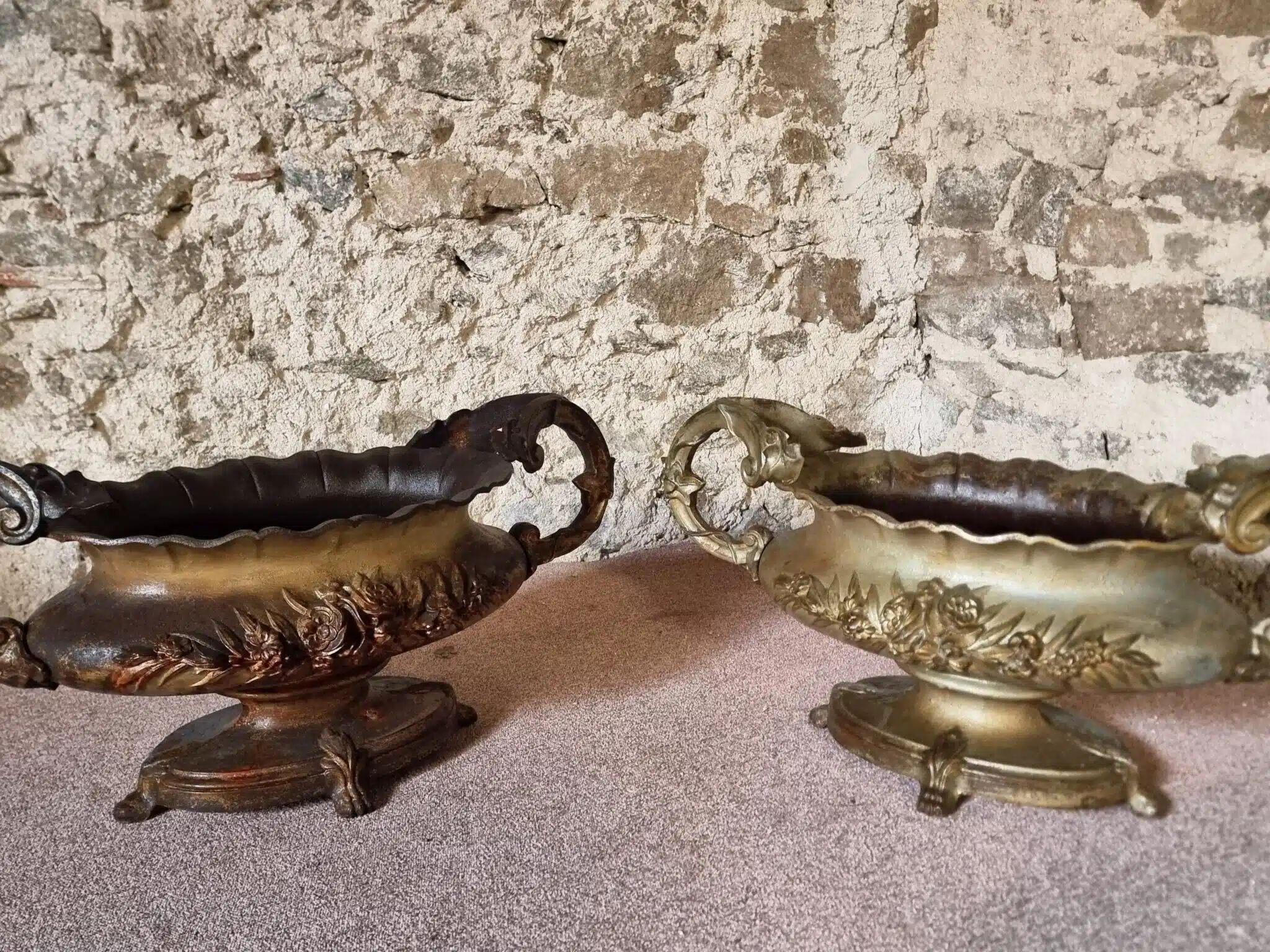 Grande jardinière ancienne en fonte sur pied, patine brun-or, France, vers 1900