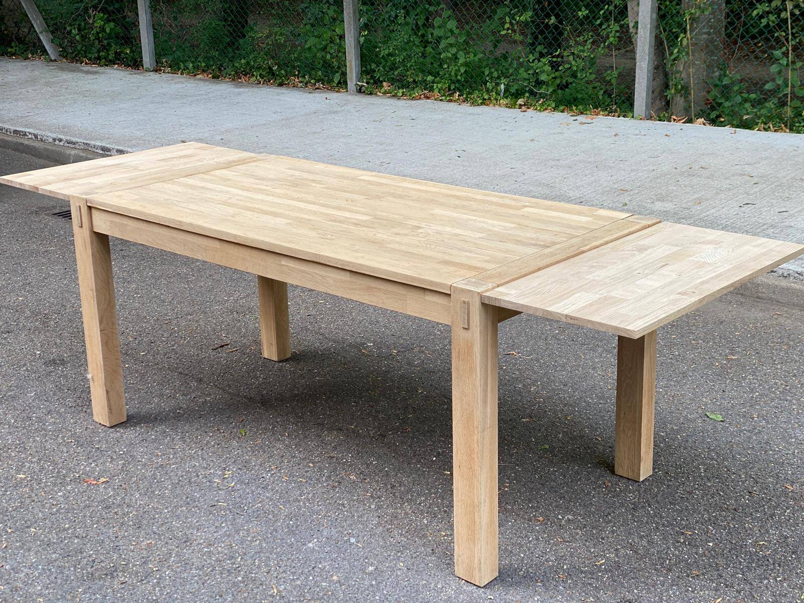 Grande table à manger scandinave extensible en chêne massif décapée 160-240