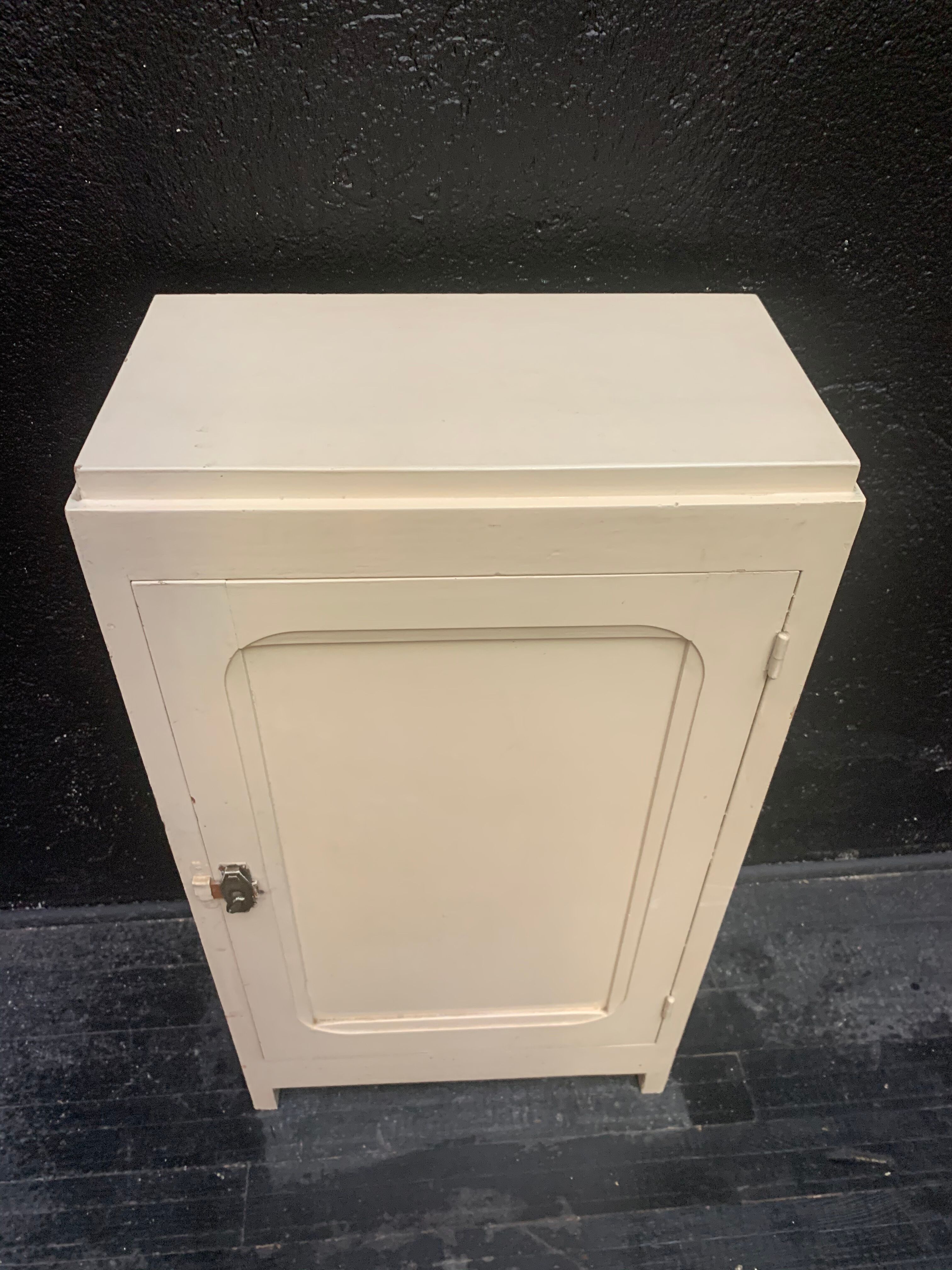 Meuble d’appoint en bois peint