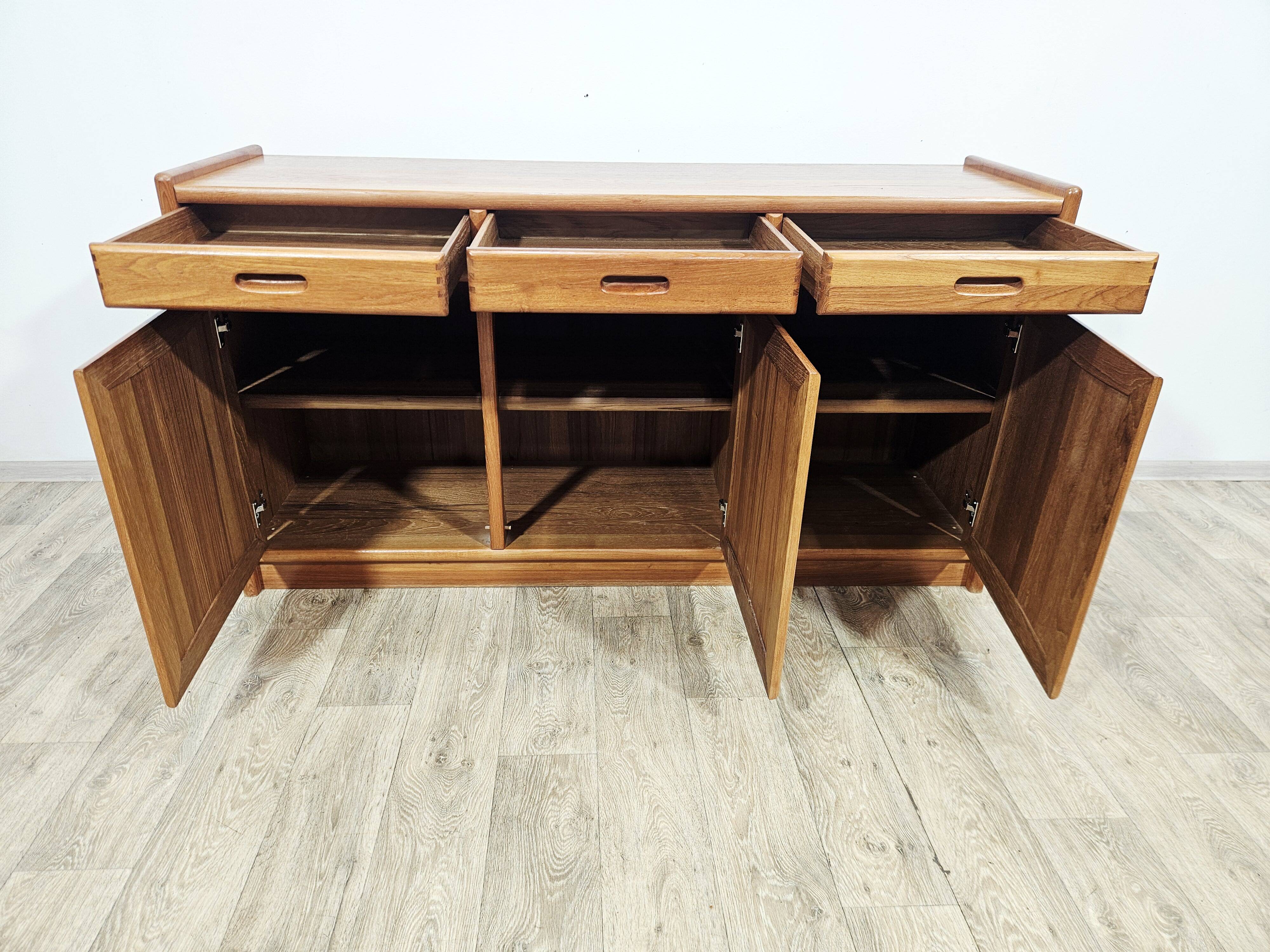 Buffet danois moderne Dyrlund Dania en teck, années 1980