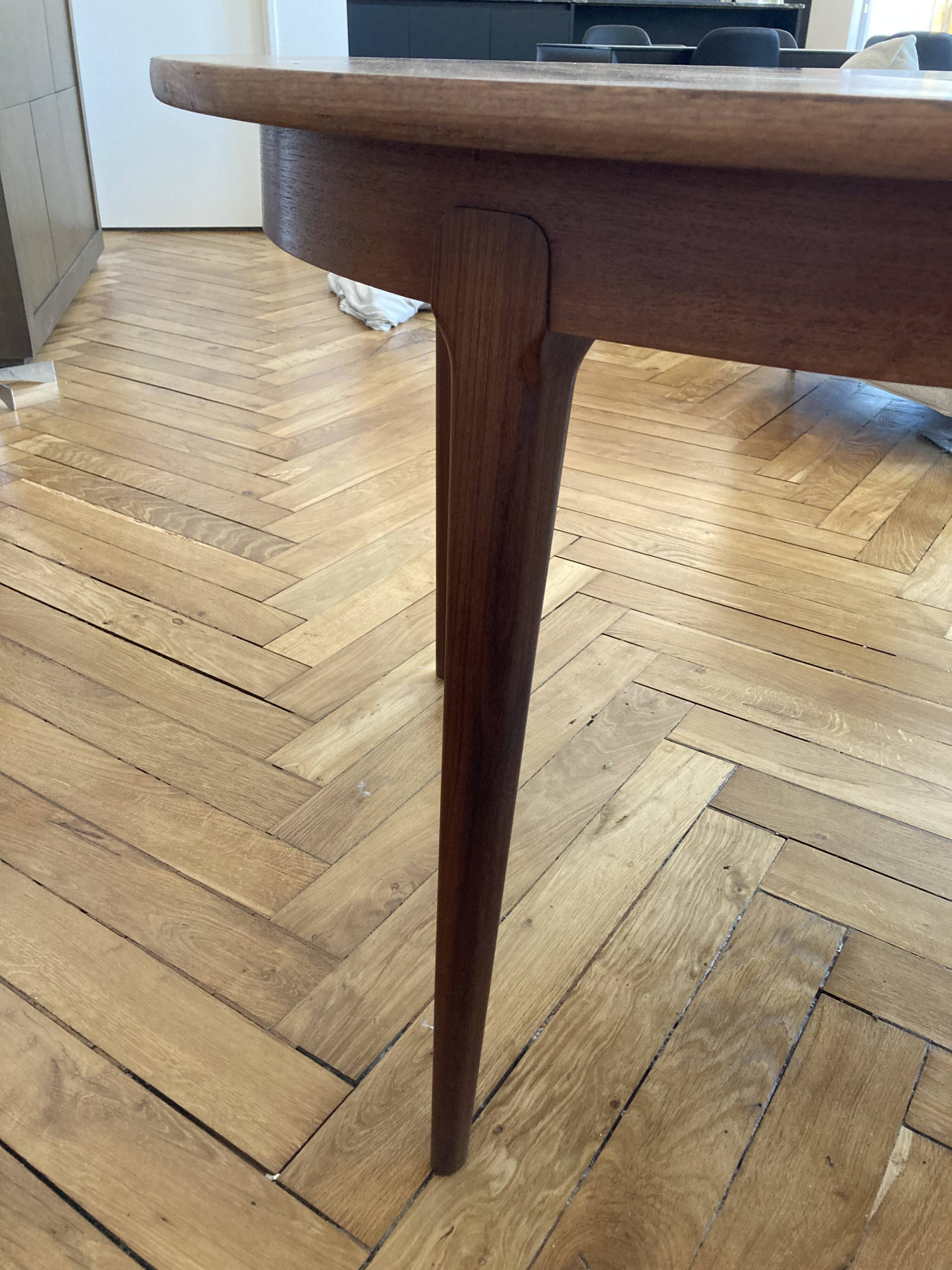 Extendable Scandinavian table