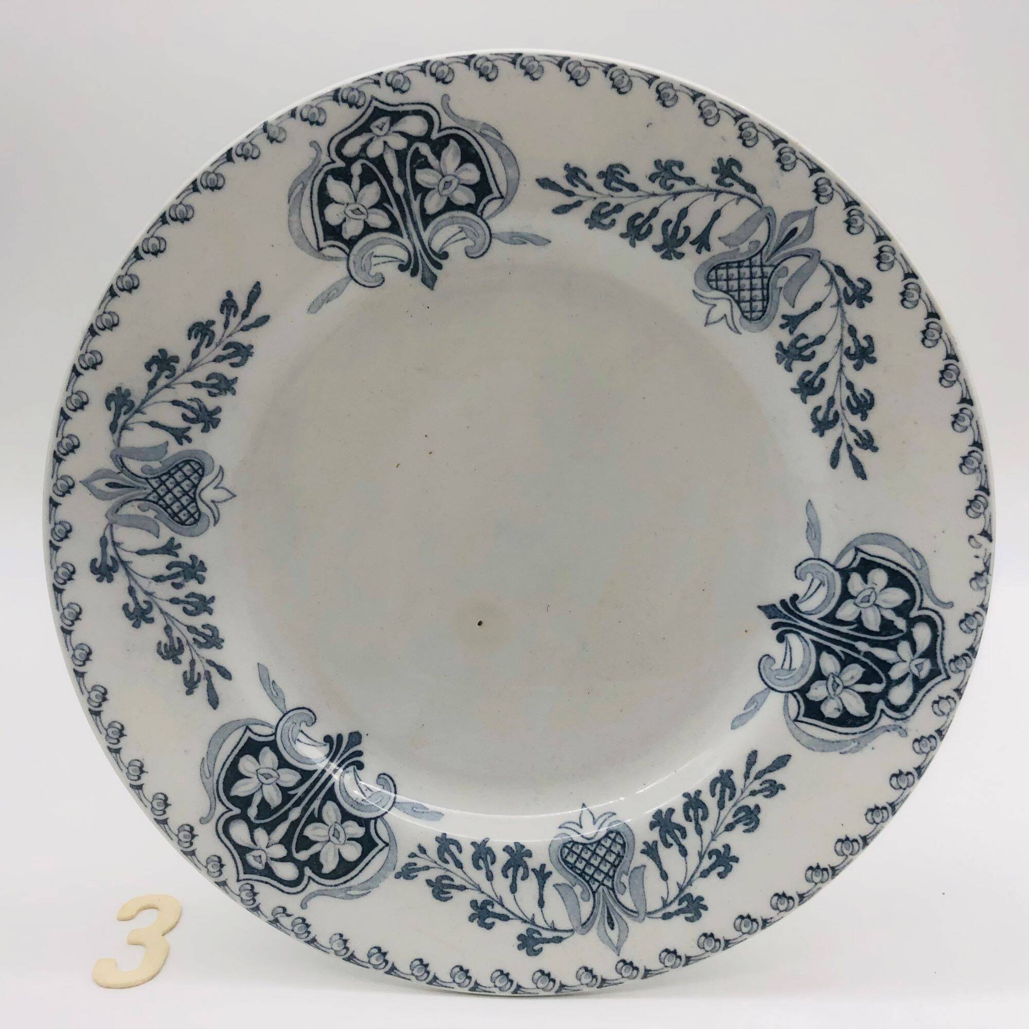 Series of 6 mismatched dinner plates.