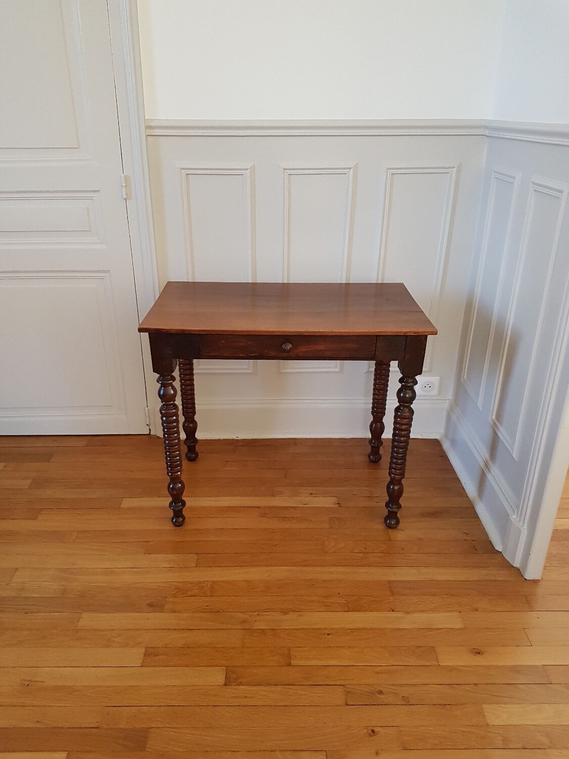 Table with turned legs