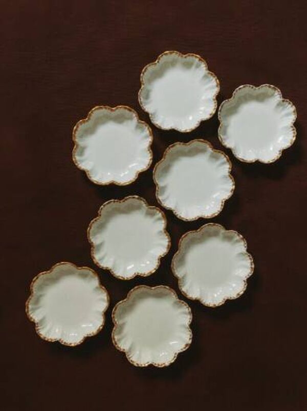Lot de huit petites assiettes à pain en porcelaine blanche de Limoges