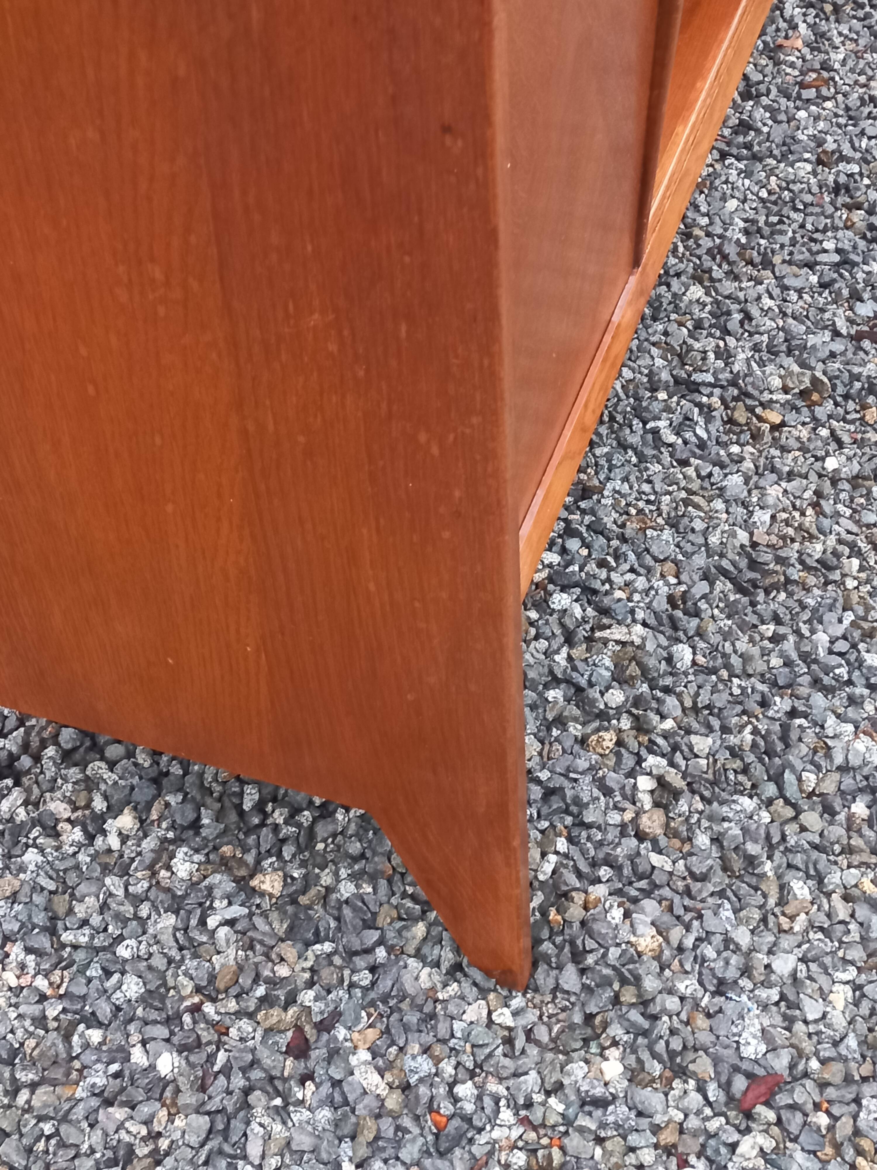 Enfilade vintage en chêne doré portes coulissantes pieds compas 1950