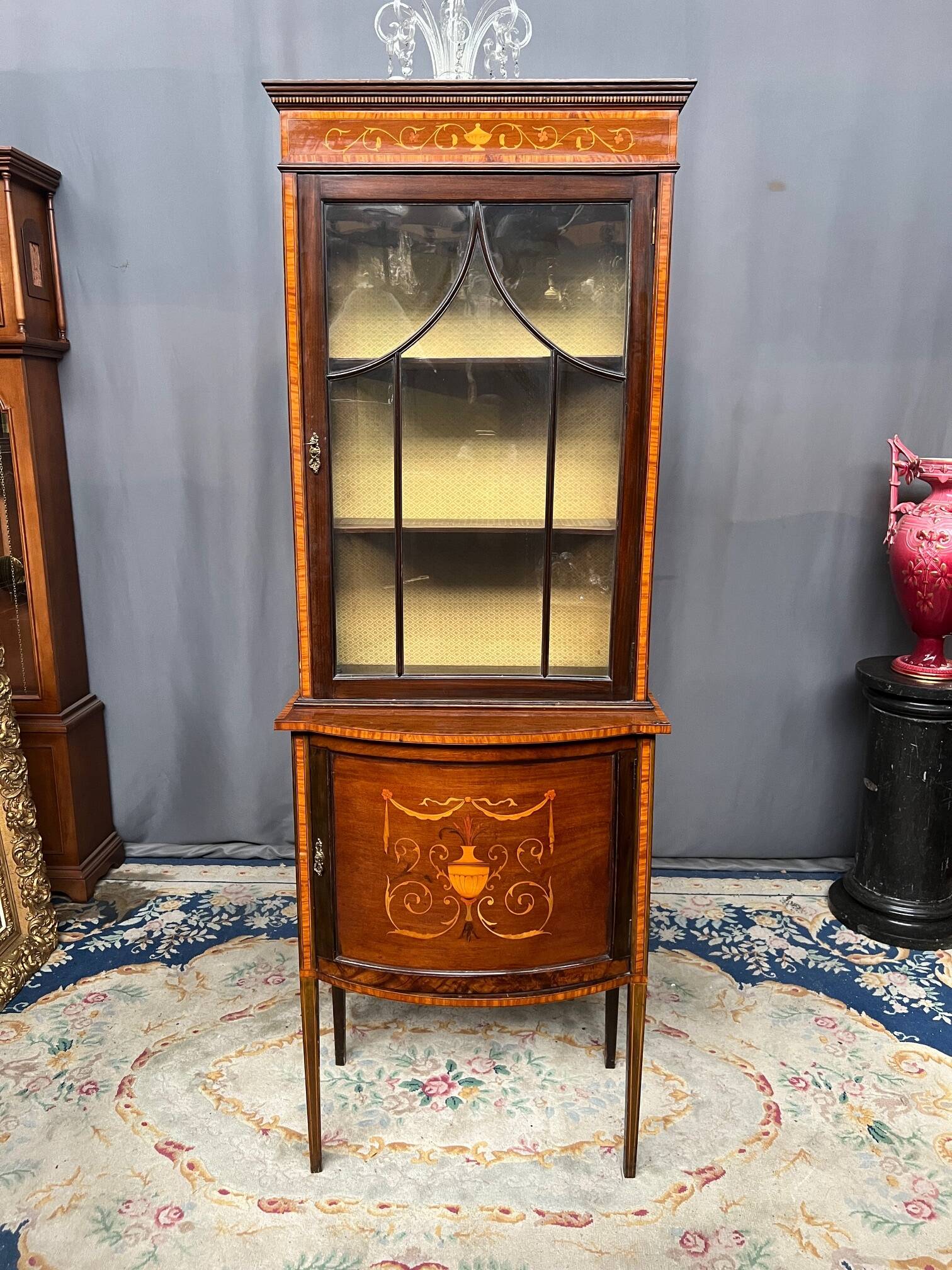Vitrine édouardienne en acajou avec incrustation et marque "Bon Marche"