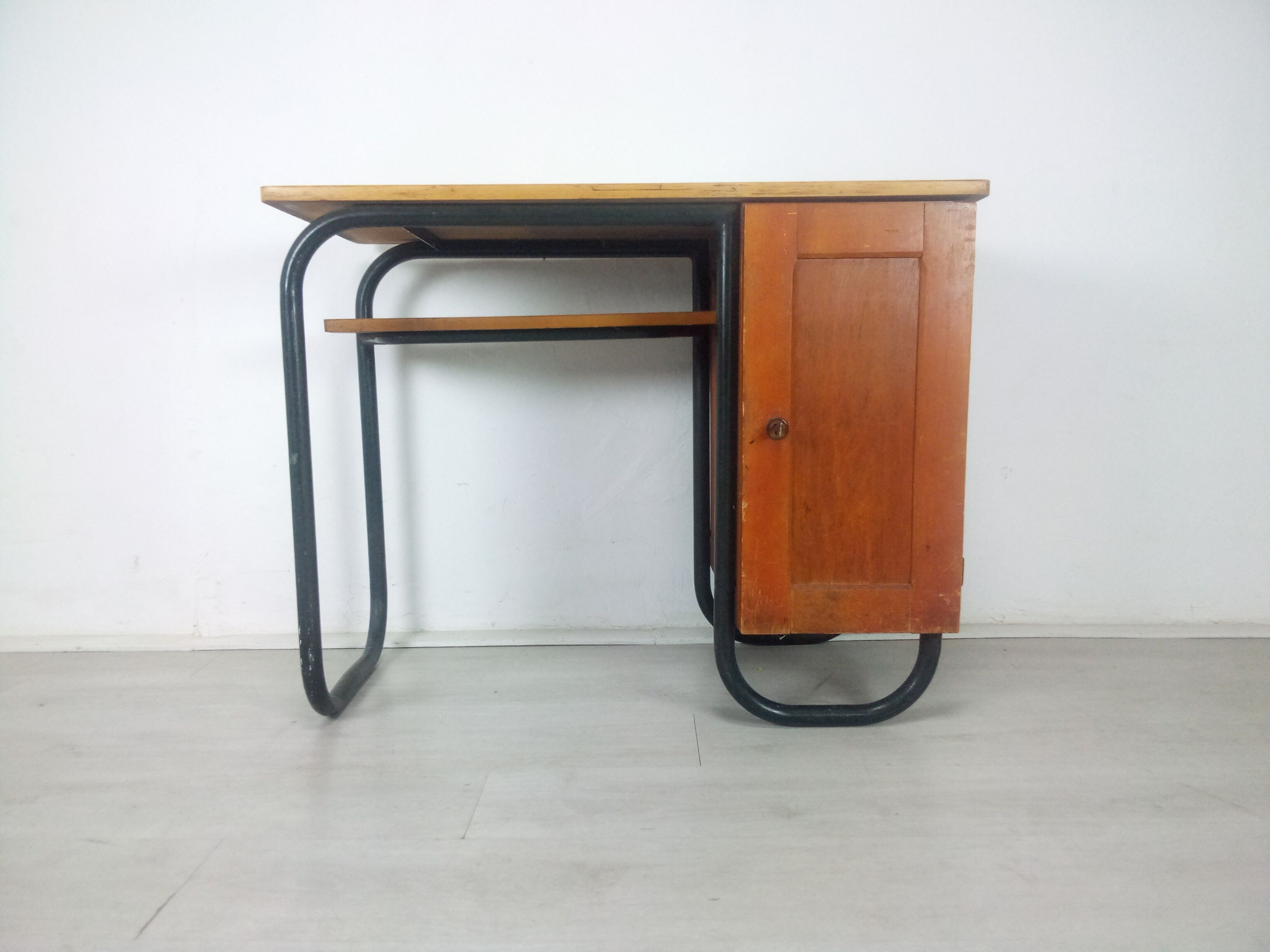 Desk model S22 by Jacques Hitier produced by Mobilor