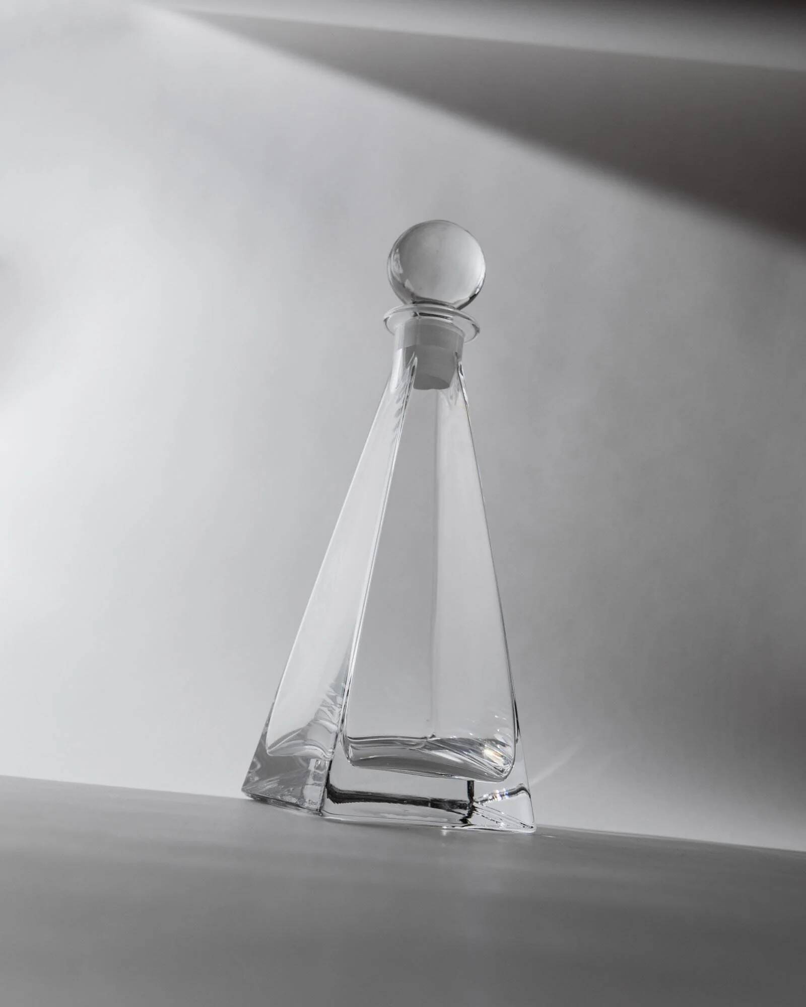 Vintage Murano glass decanter from the 1980s, transparent crystal pyramid with a spherical stopper, Linea 7.