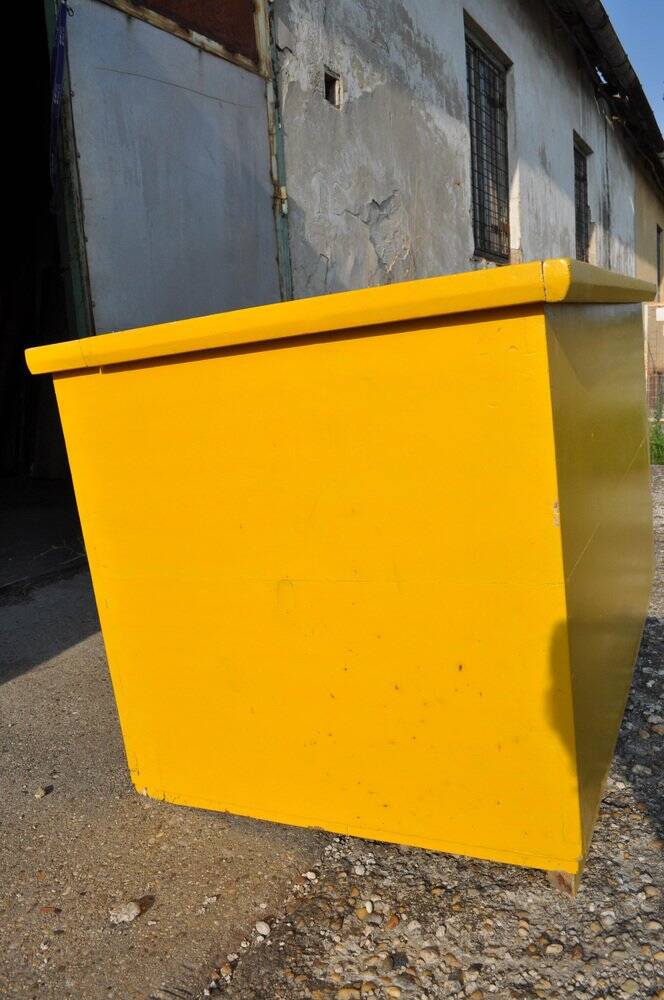 Grande commode coffre de ferme jaune en pin peint - Hongrie années 1940, style rustique