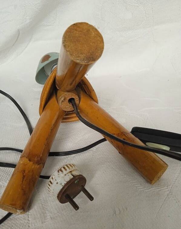 Vintage rattan table lamp – Tripod – Original porcelain socket –