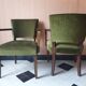 Paire de bridges en velours vert et bois foncé