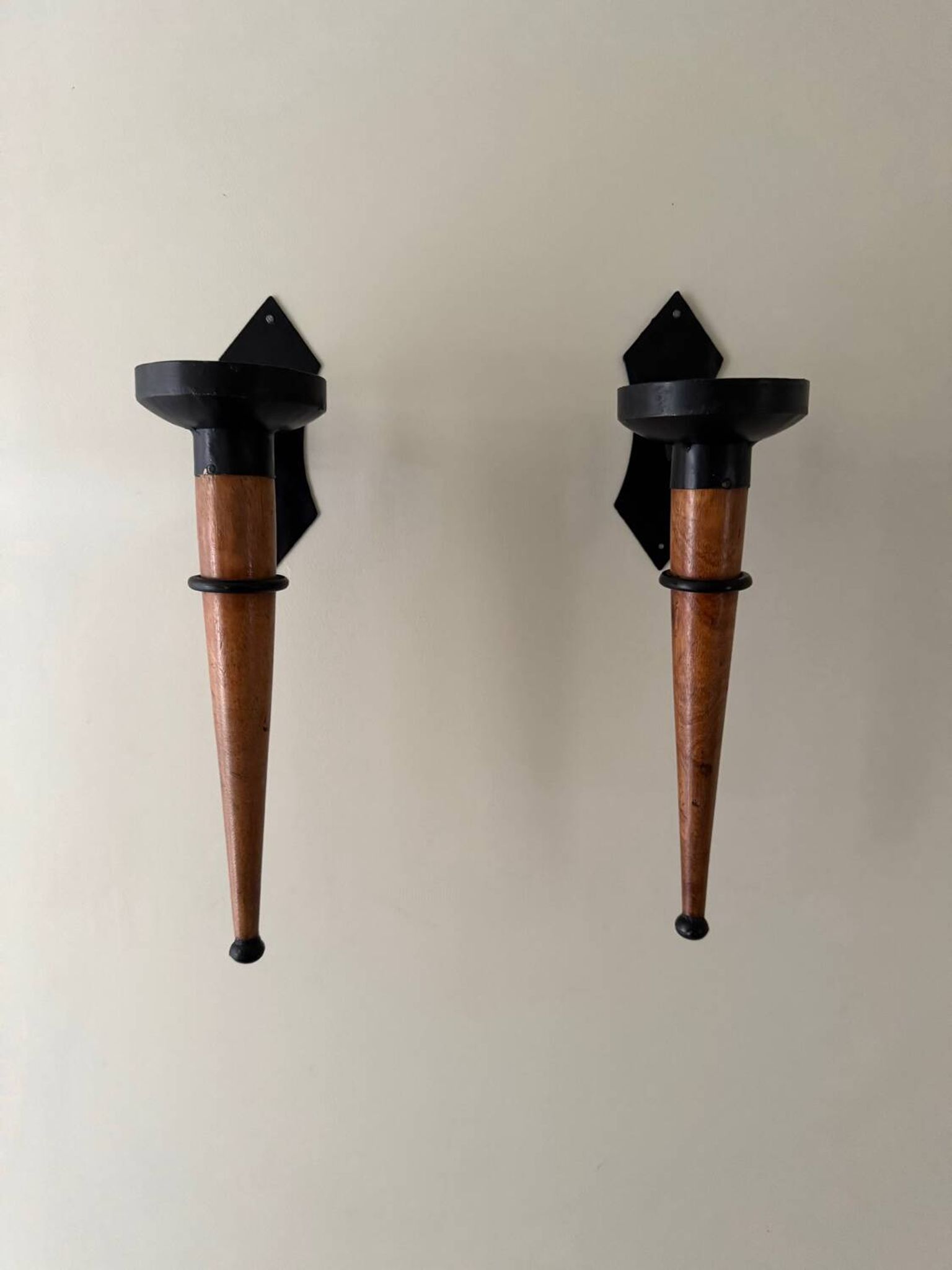 Large set of vintage modernist candle holders in iron and wood, in 2 pieces.