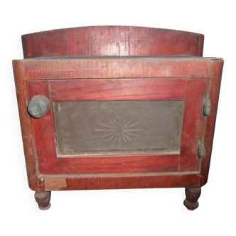 Small antique Hungarian cabinet in red painted wood and engraved glass, original patina.