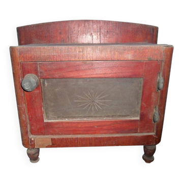Small antique Hungarian cabinet in red painted wood and engraved glass, original patina.