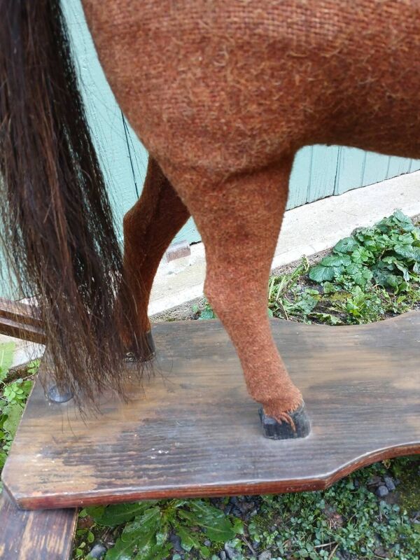 Cheval à bascule ancien