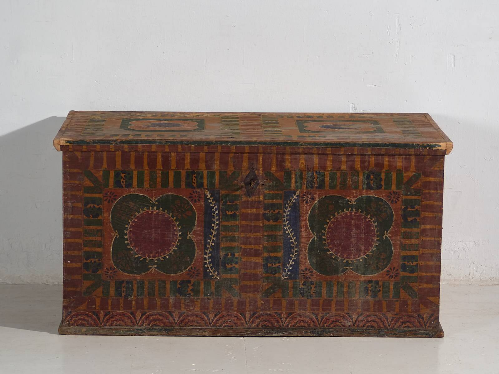 Large antique hand-painted trunk (c.1900) #50