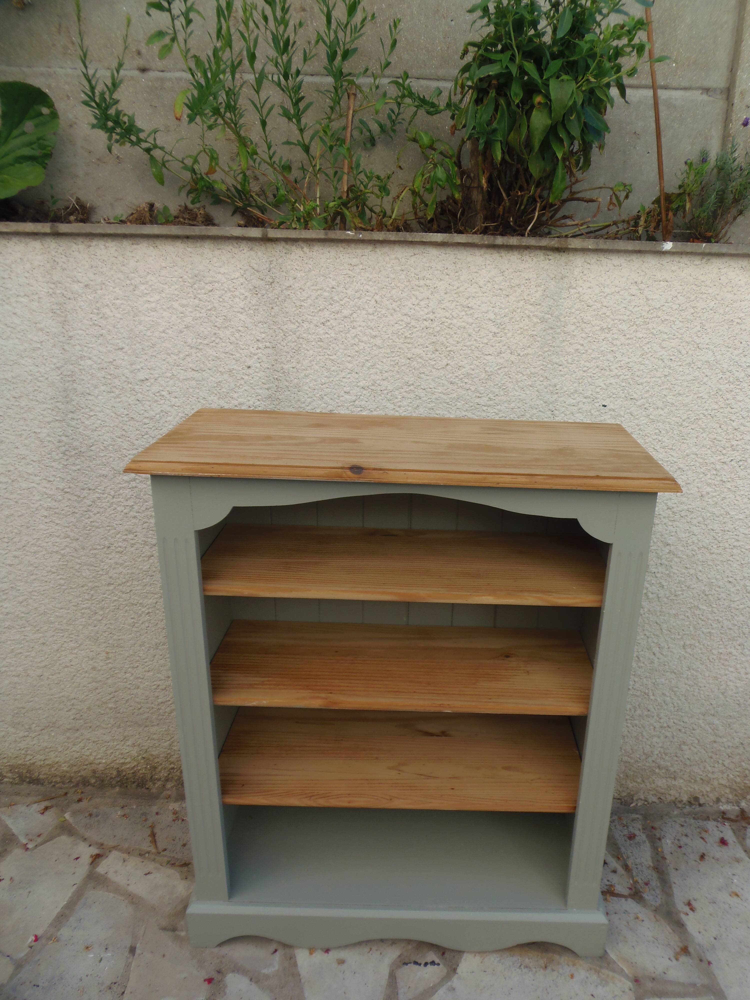 Green-grey library, wooden shelf and shelves in natural wood.