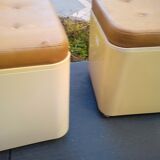 Two poufs dime