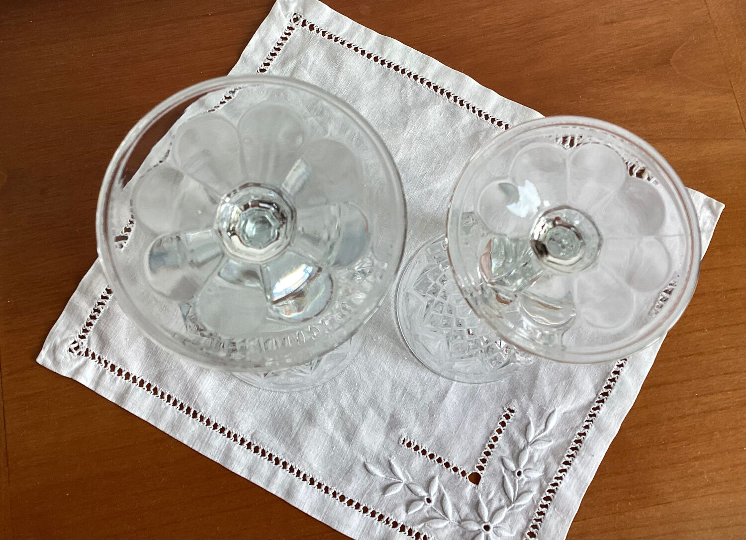 Lot of stemmed glass