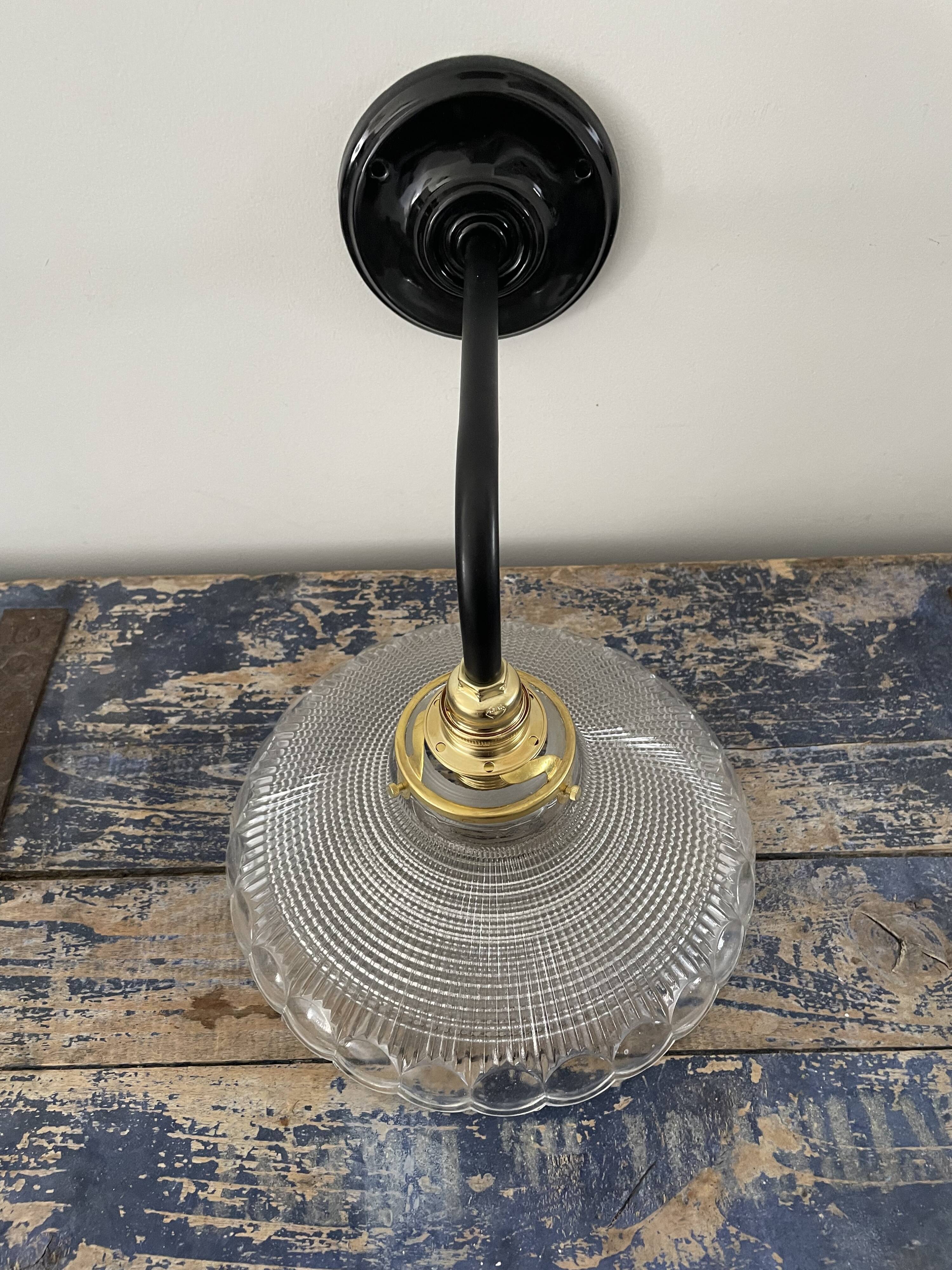 Applique vintage en verre ciselé électrifiée à neuf