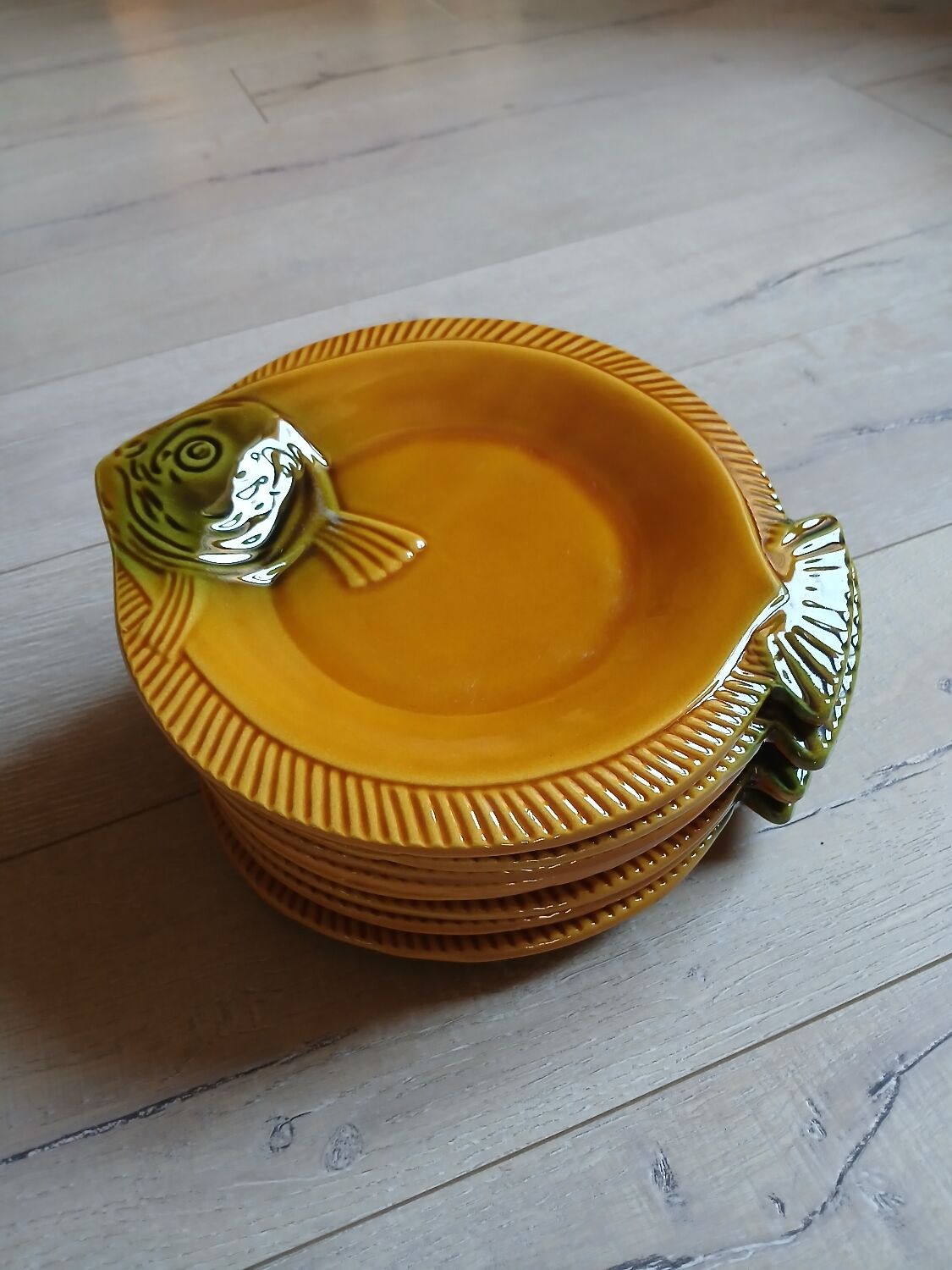 8 antique plates in majolica fish shape